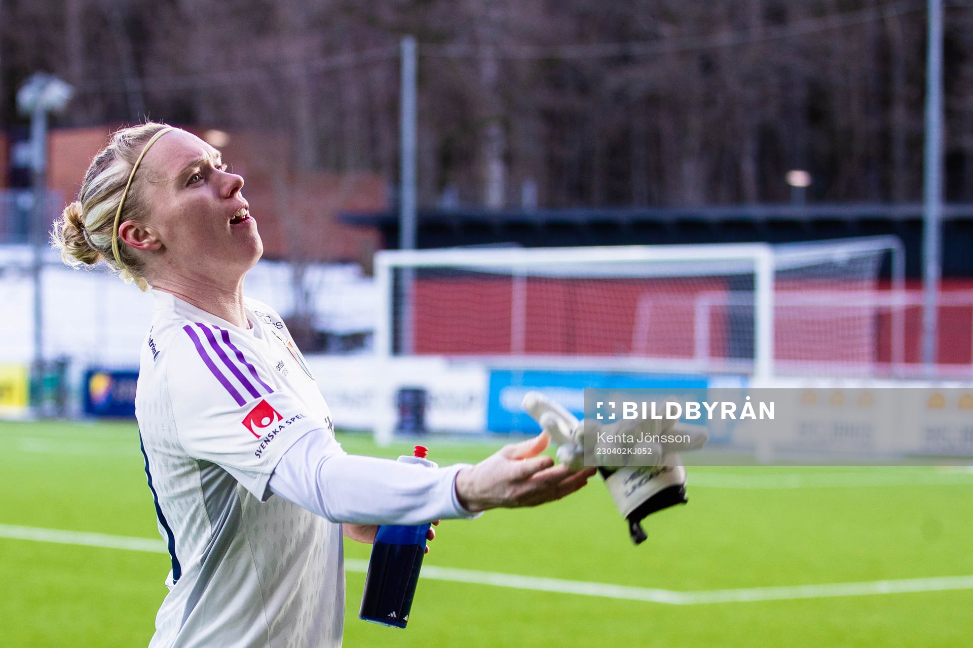 Djurgårdens målvakt Hedvig Lindahl slänger sina