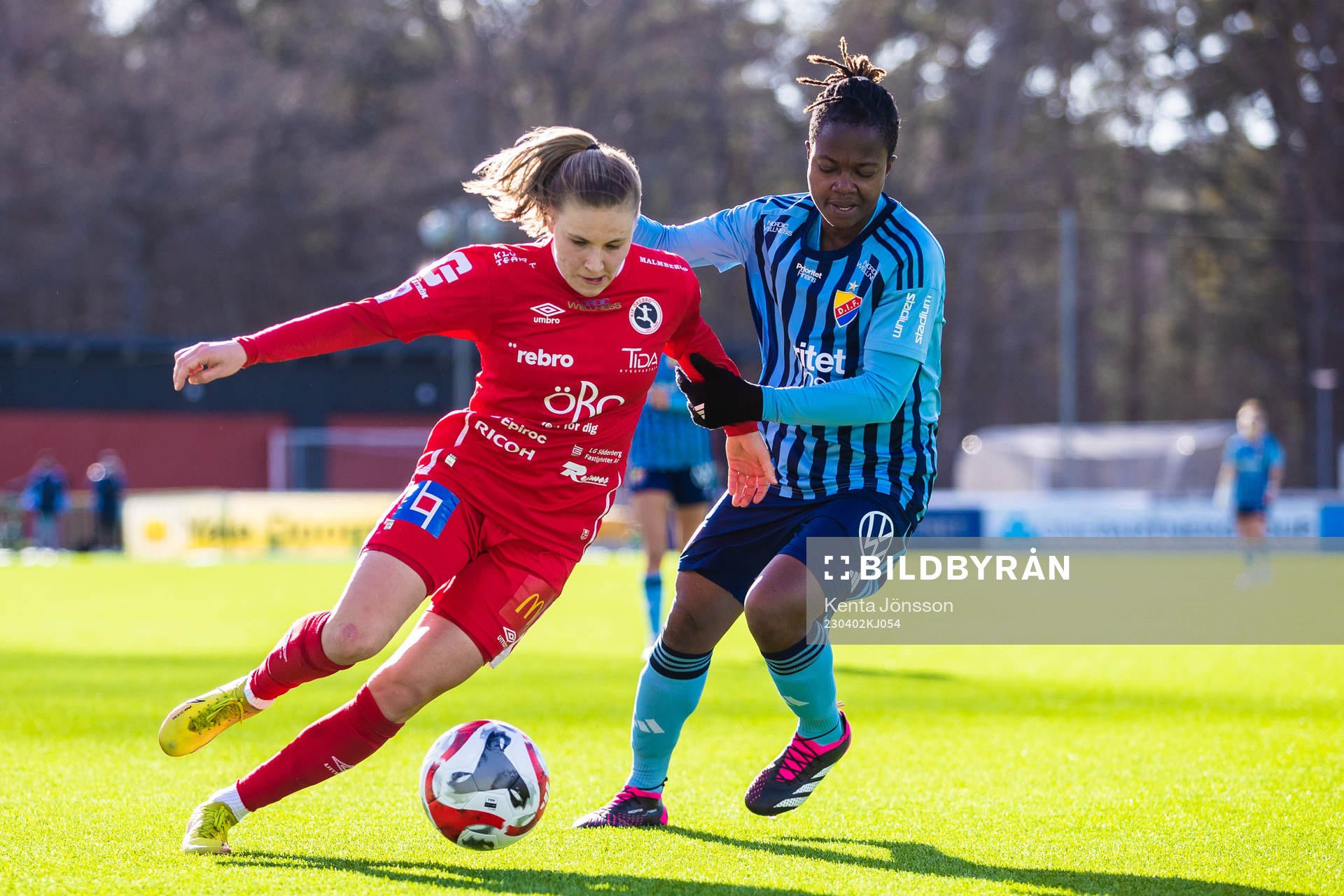 Örebros Katariina Kosola och Djurgårdens Portia Boakye under fotbollsmatchen i Damallsvenskan mellan Djurgården och Örebro den 2 april 2023 i Stockholm.