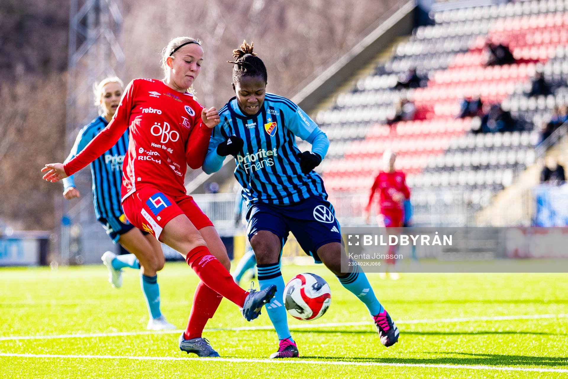 Örebros Lisa Frisk och Djurgårdens Portia Boakye