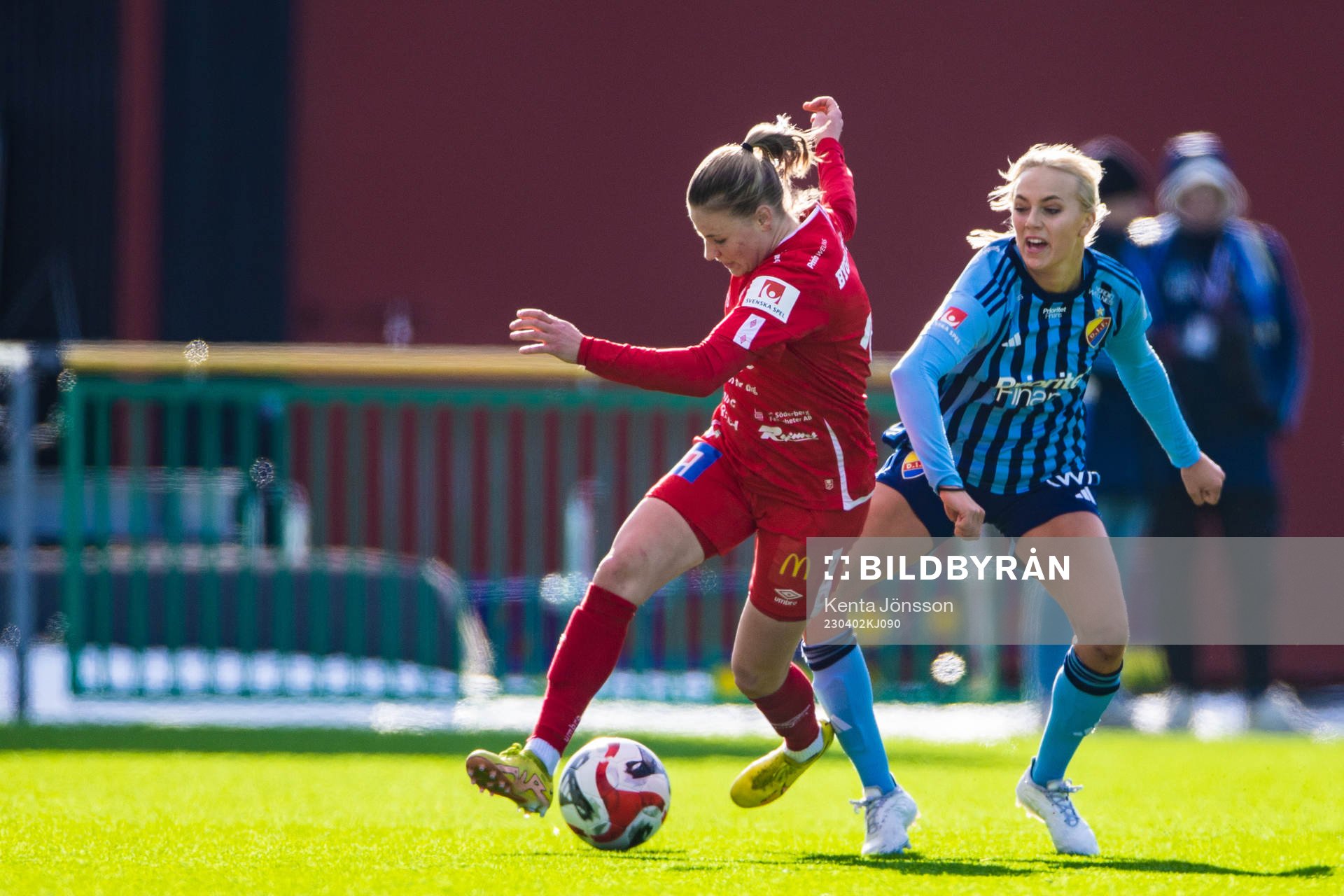 Örebros Katariina Kosola och Djurgårdens Sara Lilja Vidlund under fotbollsmatchen i Damallsvenskan mellan Djurgården och Örebro den 2 april 2023 i Stockholm.
