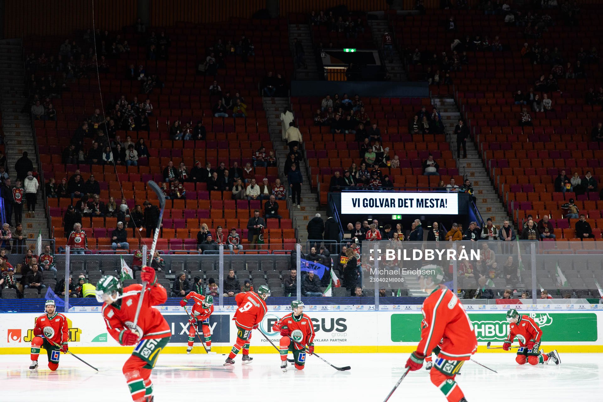 Frölundas spelare värmer upp innan semifinal två i SHL