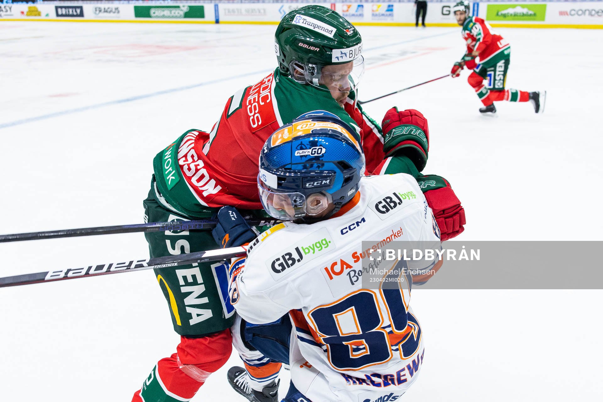 Frölundas Filip Johansson tacklar Växjös Jayden