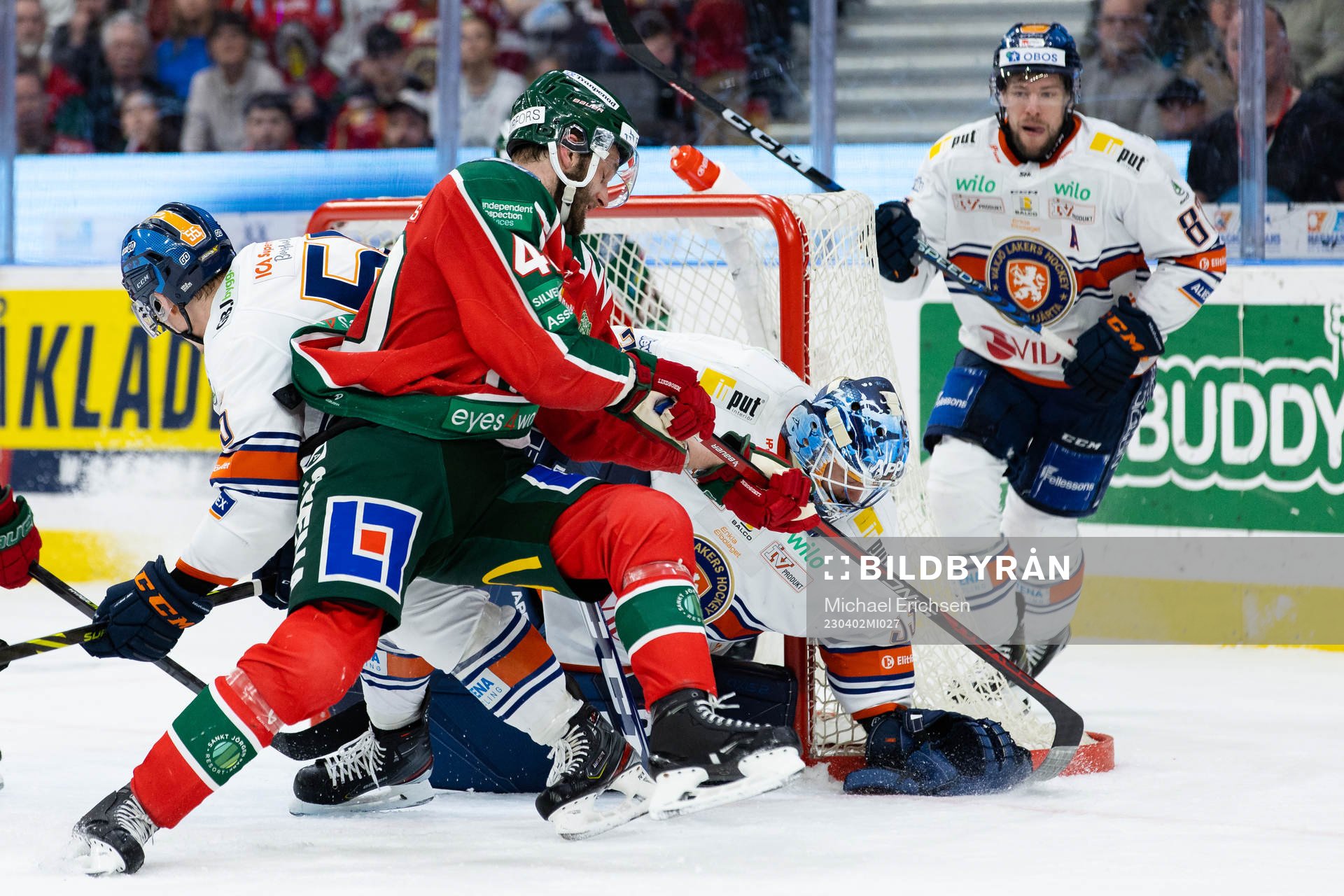 Frölundas Petteri Lindbohm framför Växjös målvakt Emil