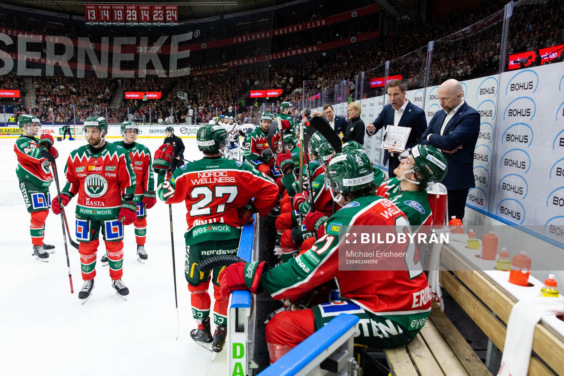 Frölundas tränare Roger Rönnberg pratar med sitt lag
