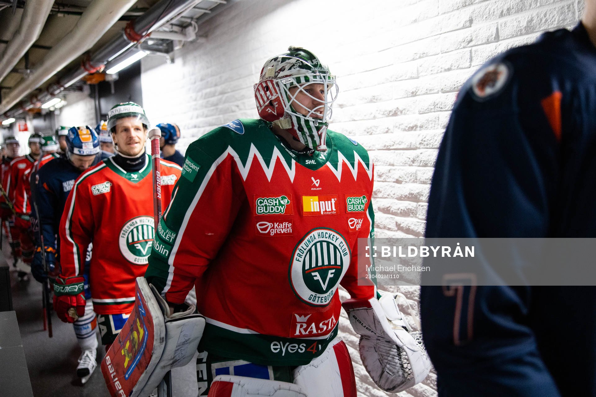 Frölundas målvakt Lars Johansson på väg ut för