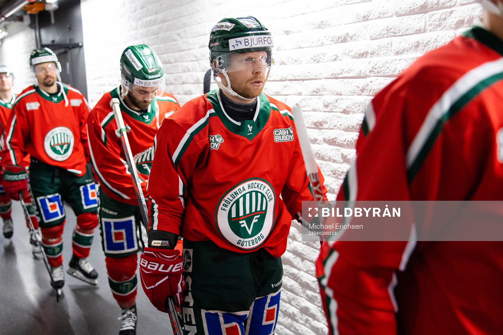 Frölundas Ryan Lasch på väg ut för uppvärmning på