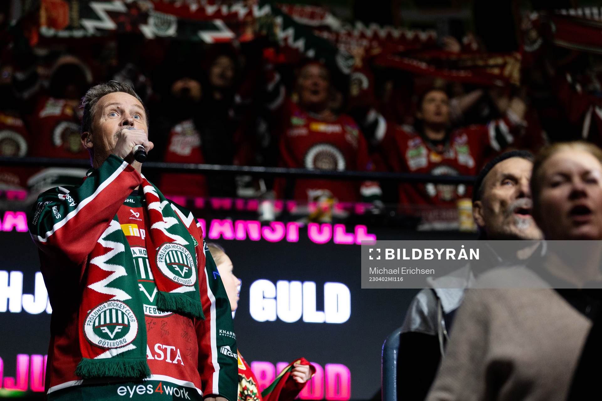 Peter Simson sjunger Frölundas hymn ”Bära hjälmar av