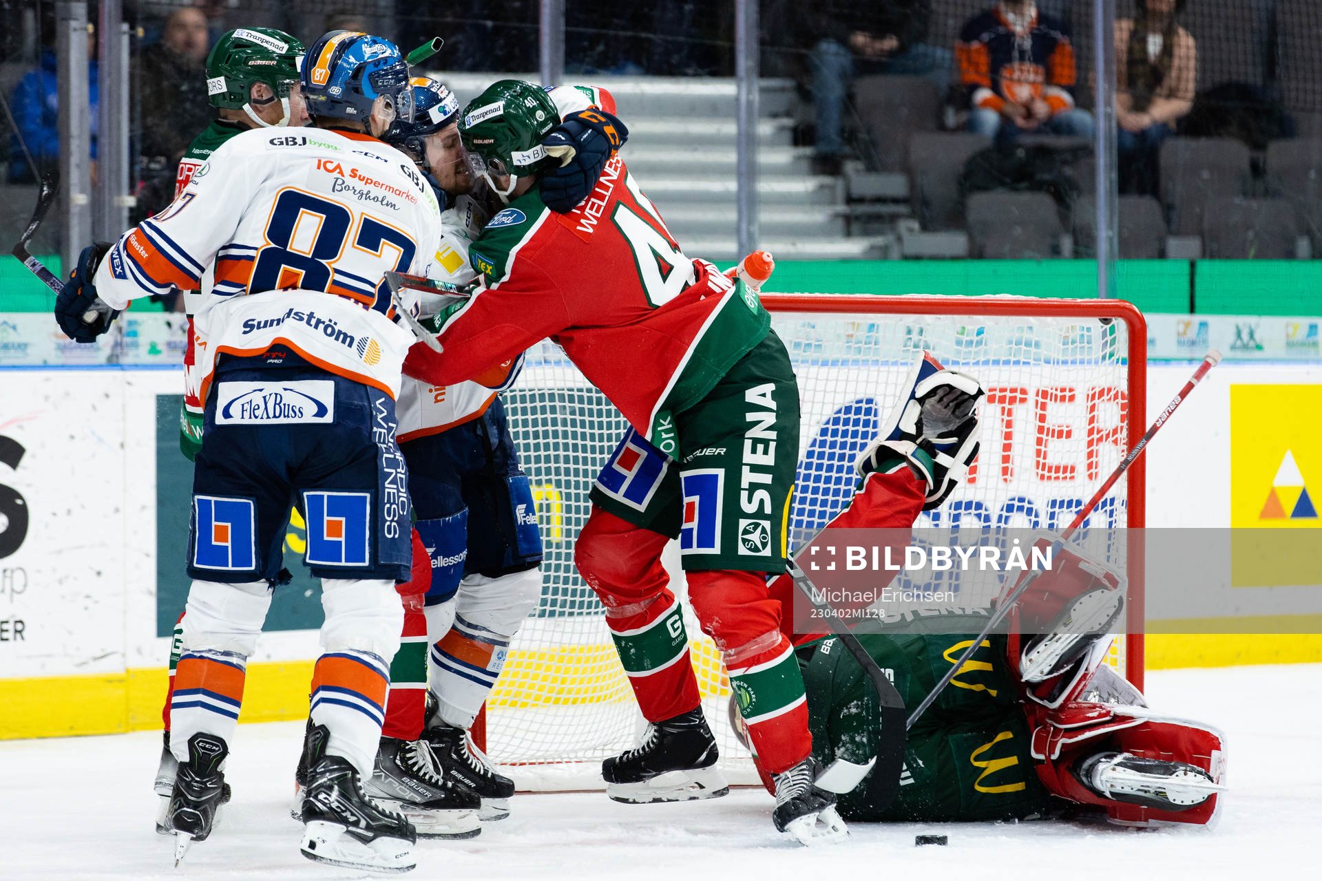 Frölundas Petteri Lindbohm håller undan en Växjös