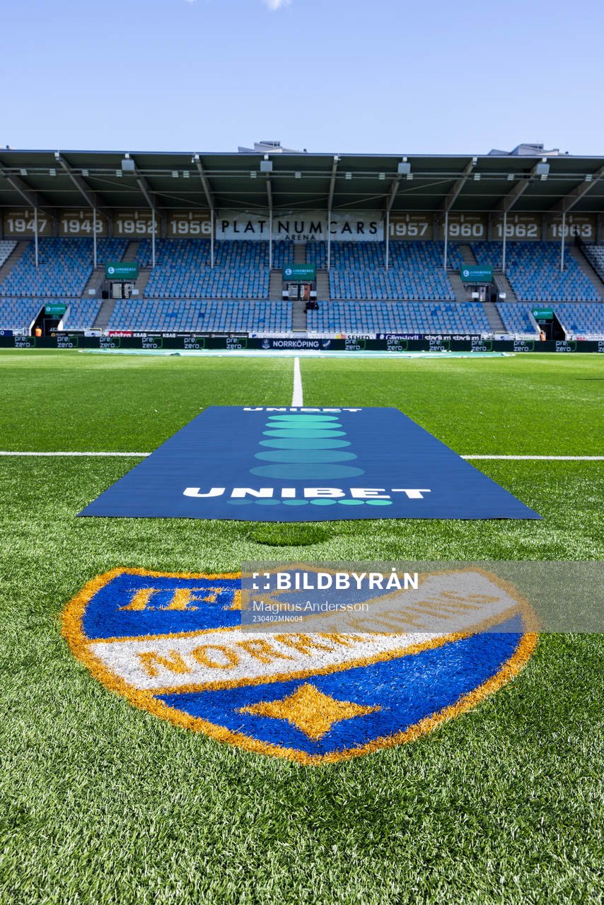 IFK Norrköpings klubbmärke på gräset i Platinumcars