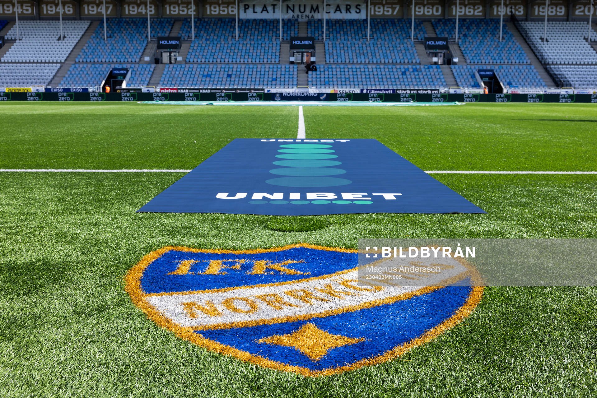 IFK Norrköpings klubbmärke på gräset i Platinumcars