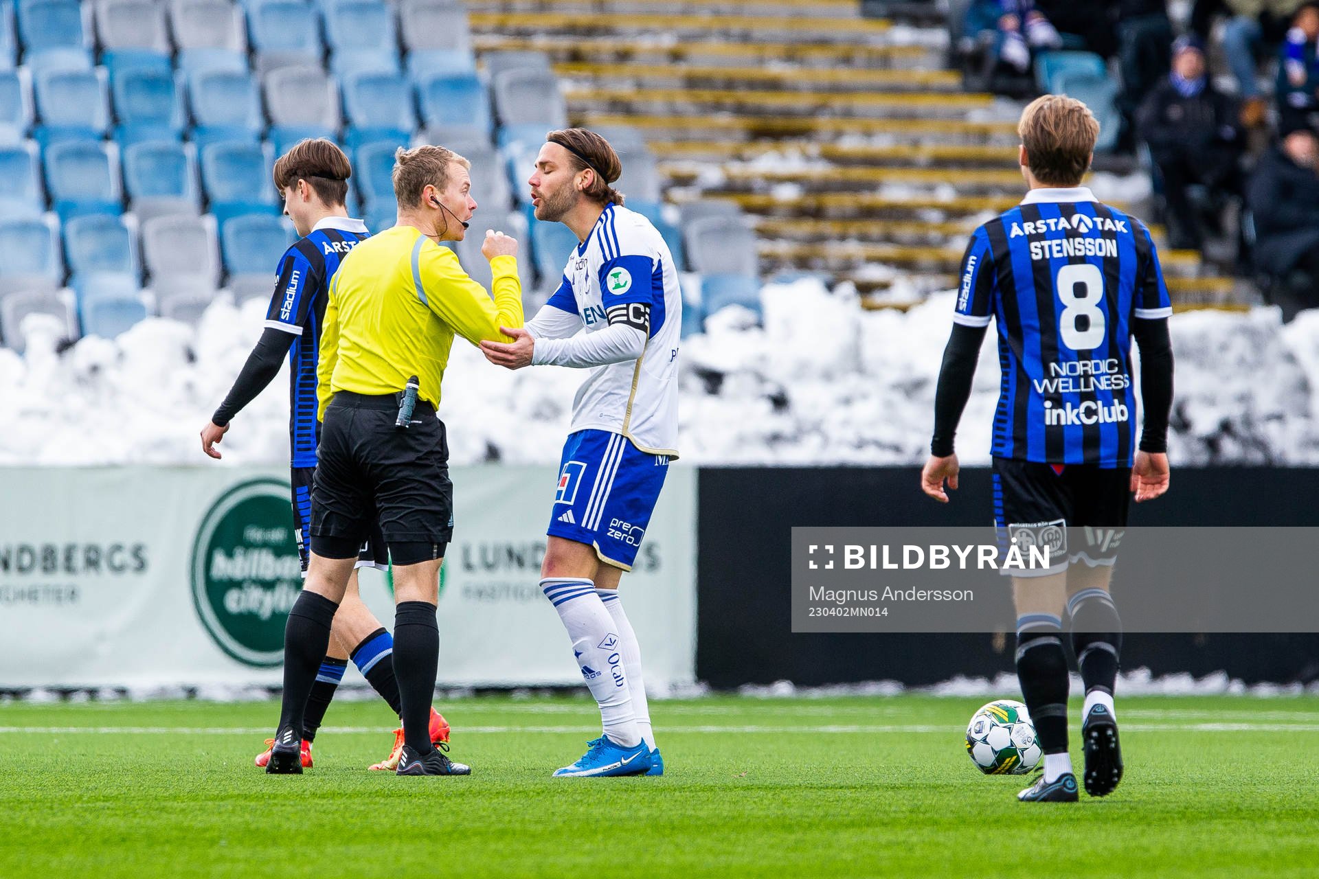 Domare Fredrik Klitte pratar med IFK Norrköpings