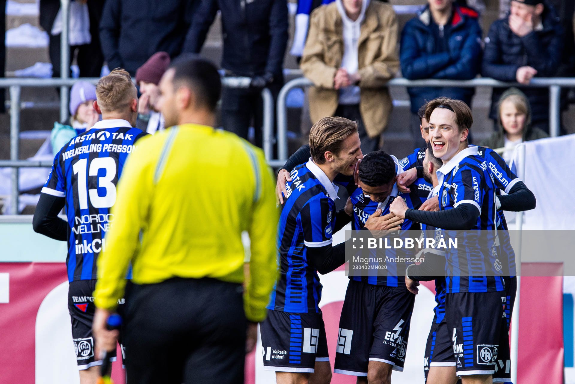 Sirius André Alsanati jublar med lagkamrater