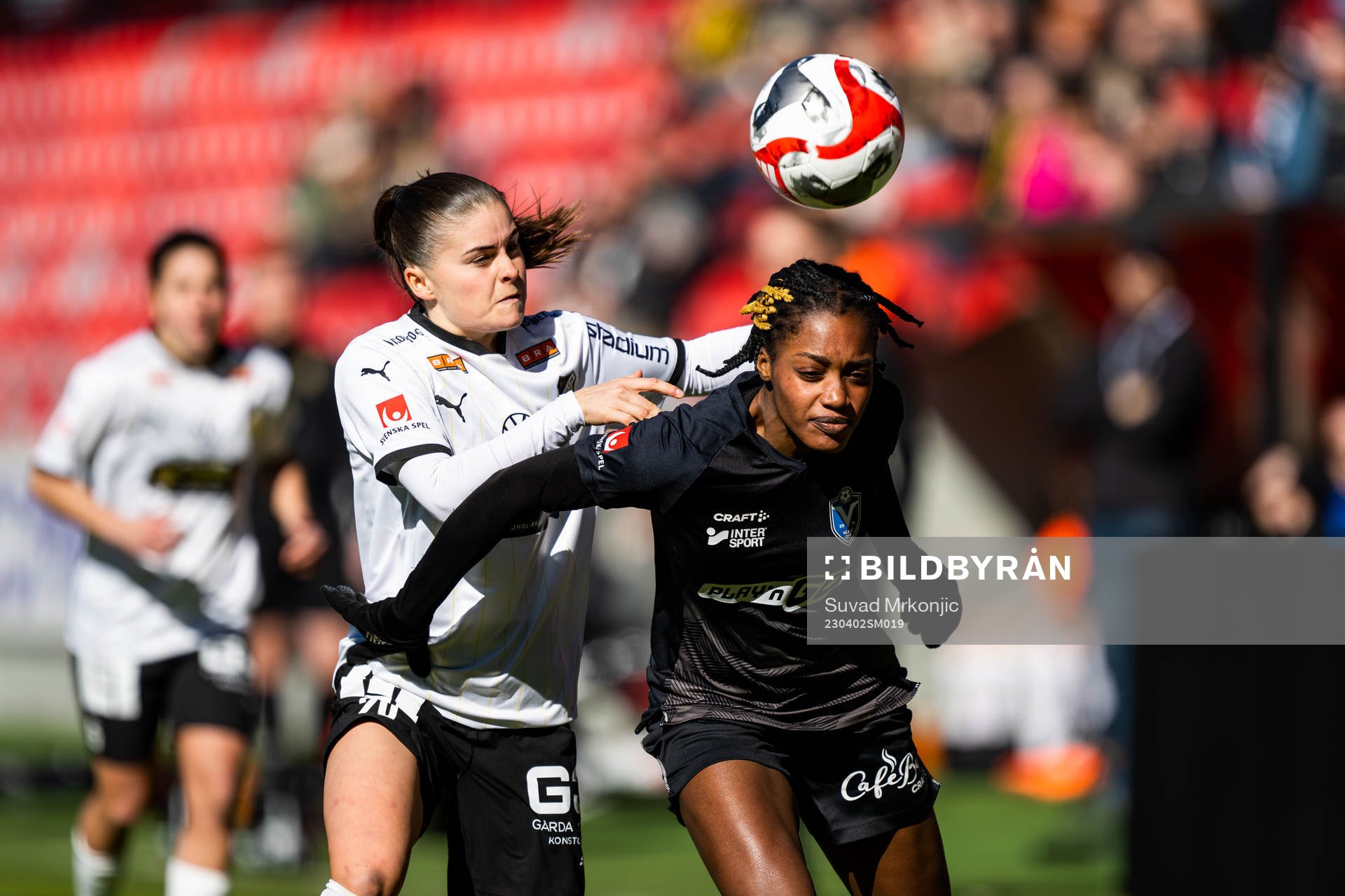 Häckens Hanna Wijk och Växjö DFFs Evelyn Ijeh