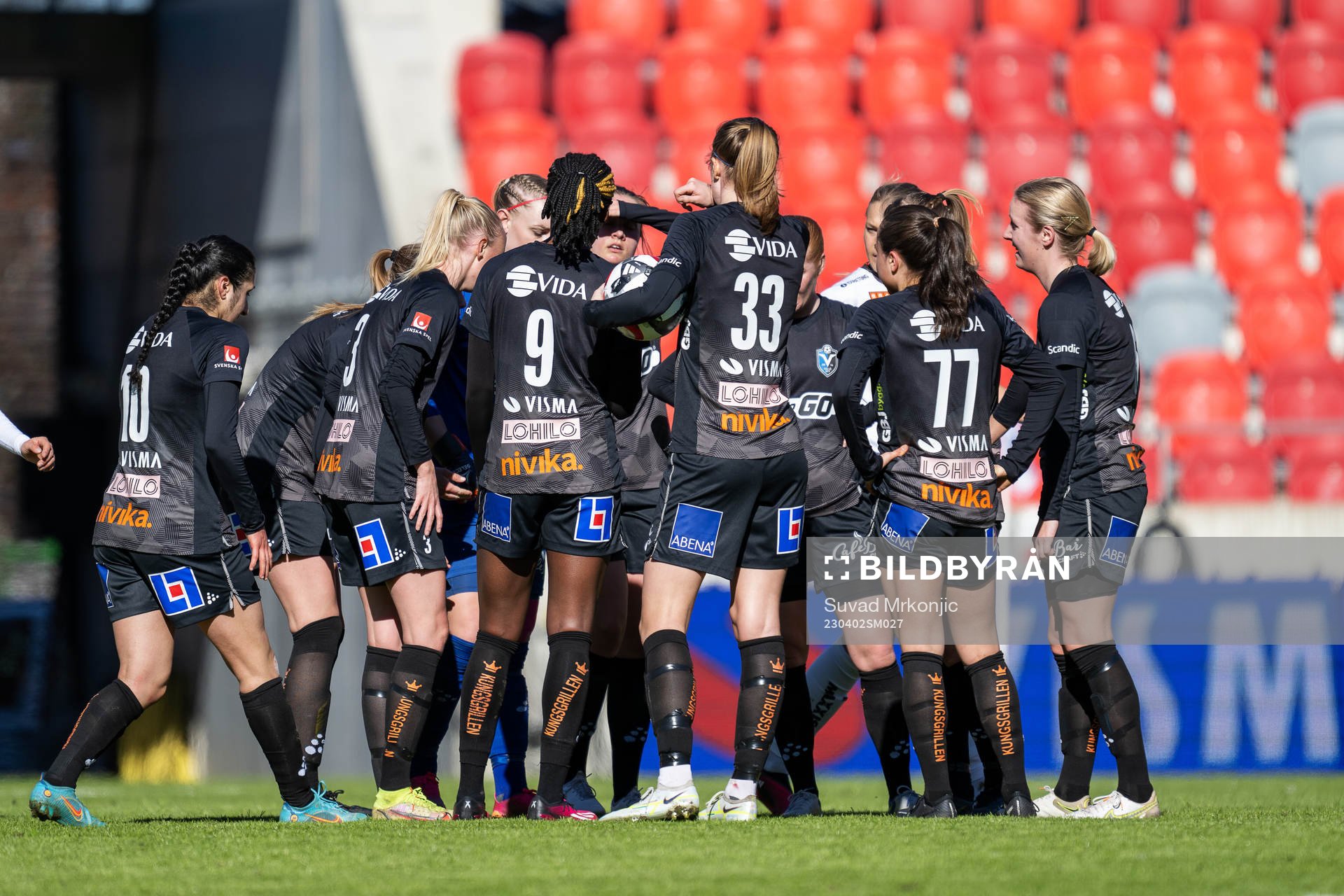 Växjö DFFs spelare samlar sig på mittplan