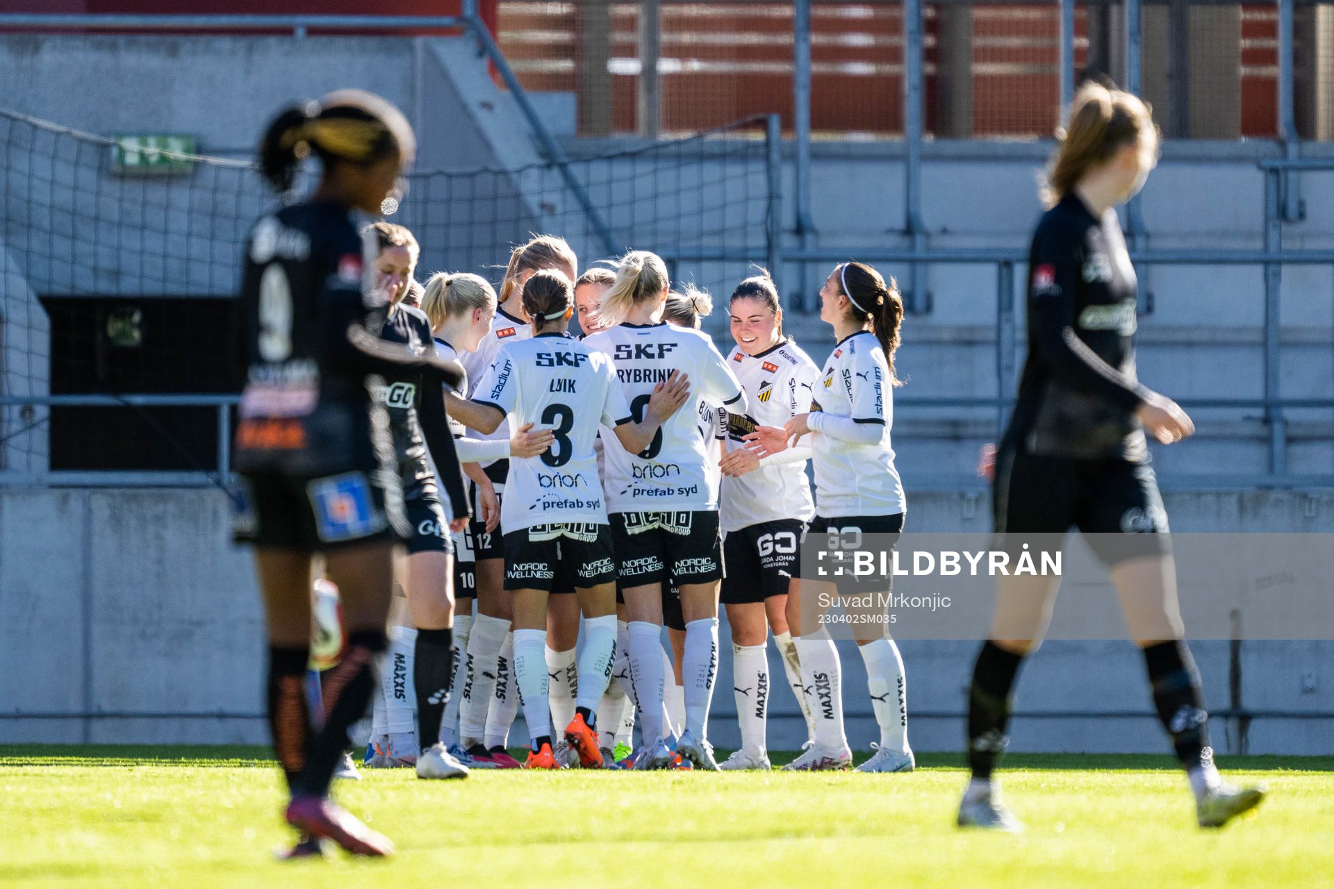Häckens Anna Anvegård jublar med lagkamrater