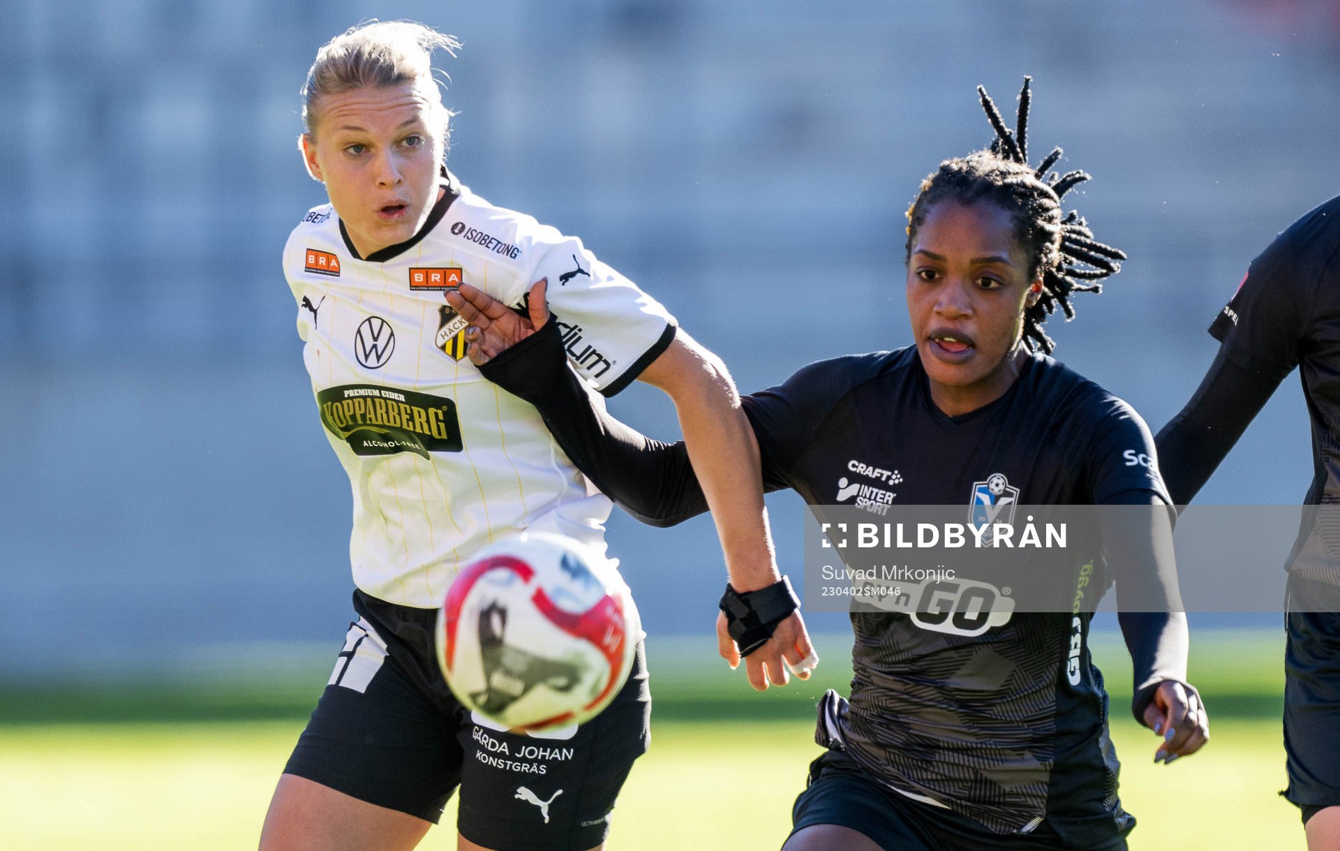 Häckens Stine Larsson och Växjö DFFs Evelyn Ijeh under fotbollsmatchen i Damallsvenskan mellan Växjö DFF och Häcken den 2 april 2023 i Växjö.