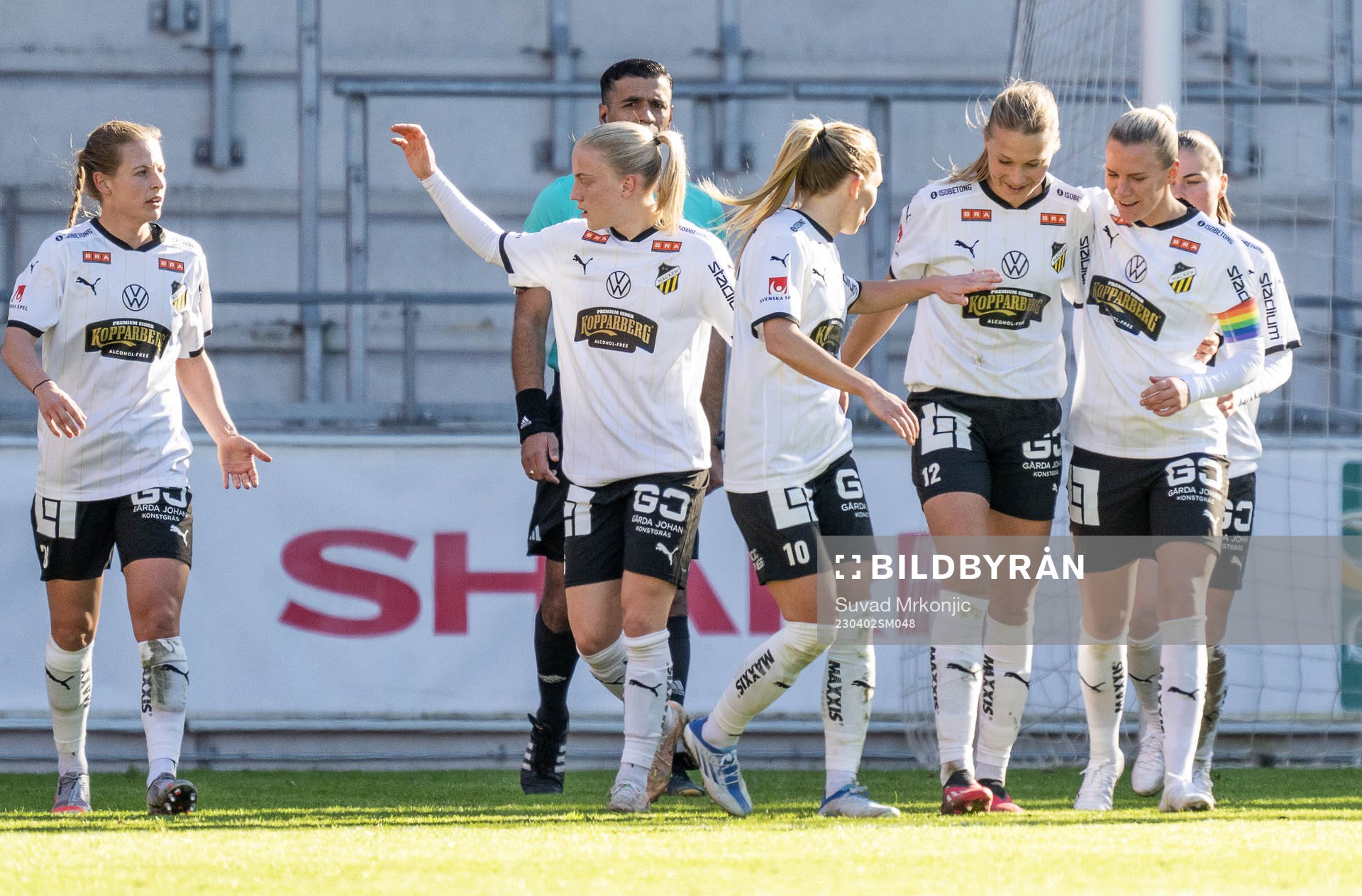 Häckens Stine Larsson jublar med lagkamrater