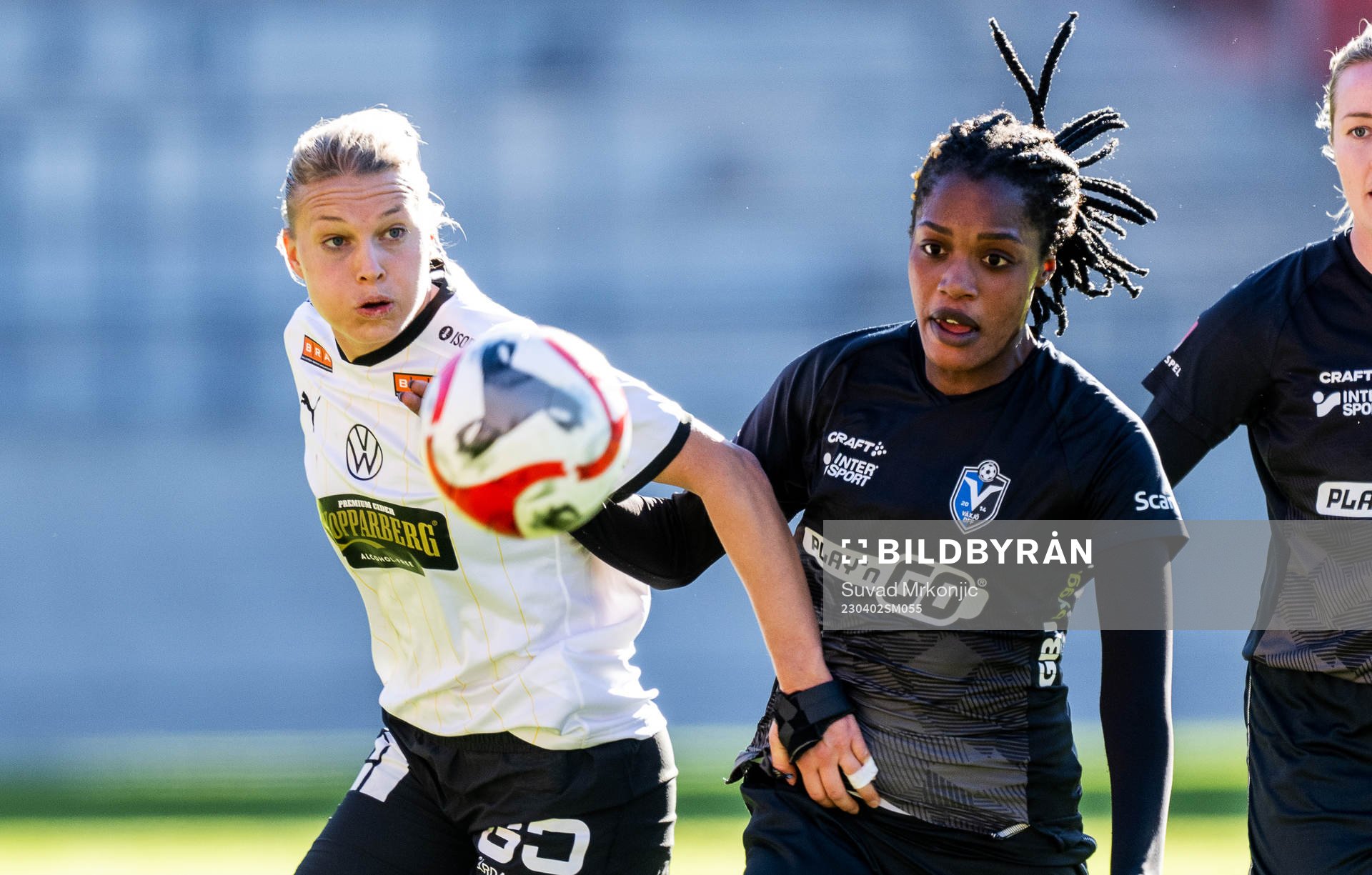 Häckens Stine Larsson och Växjö DFFs Evelyn Ijeh