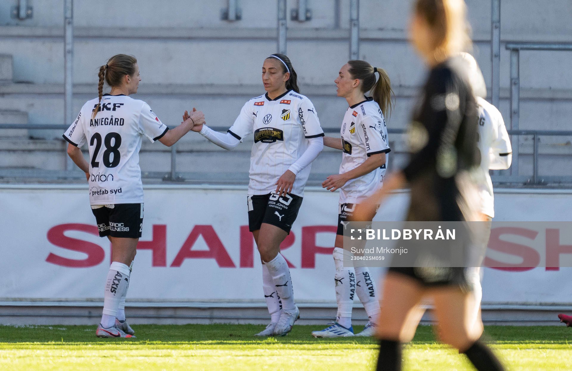 Häckens Rusul Rosa Kafaji jublar med Anna Anvegård
