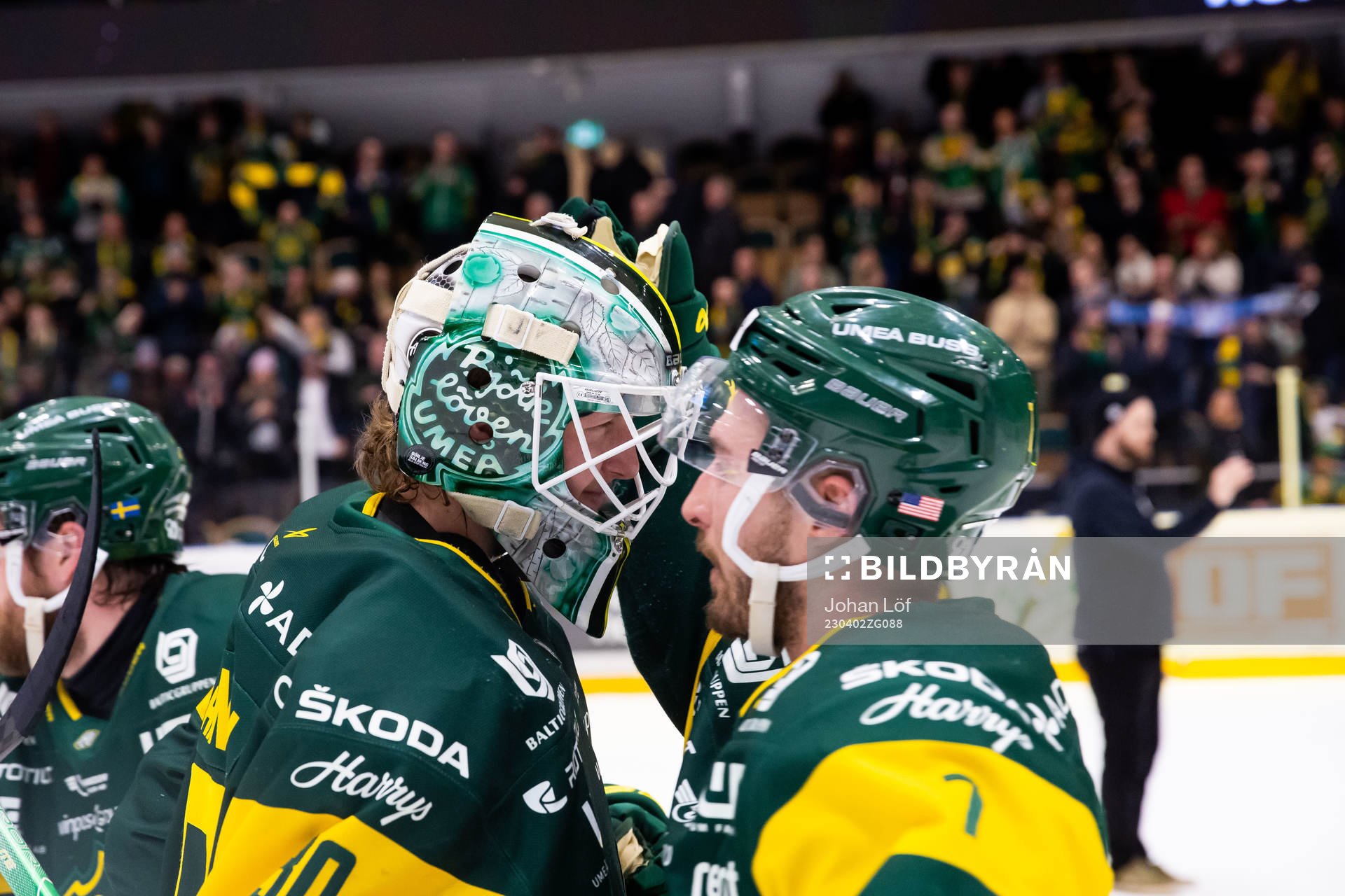 Björklövens Nicholas Schilkey jublar med målvakt Joona