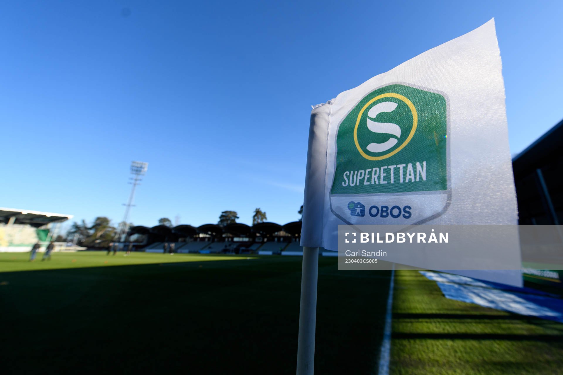 En hörnflagga med Superettans logotype på arenan