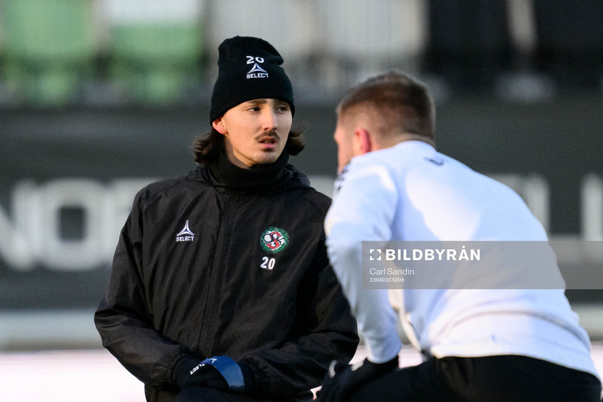 Örebros Adam Bark värmer upp innan fotbollsmatchen i