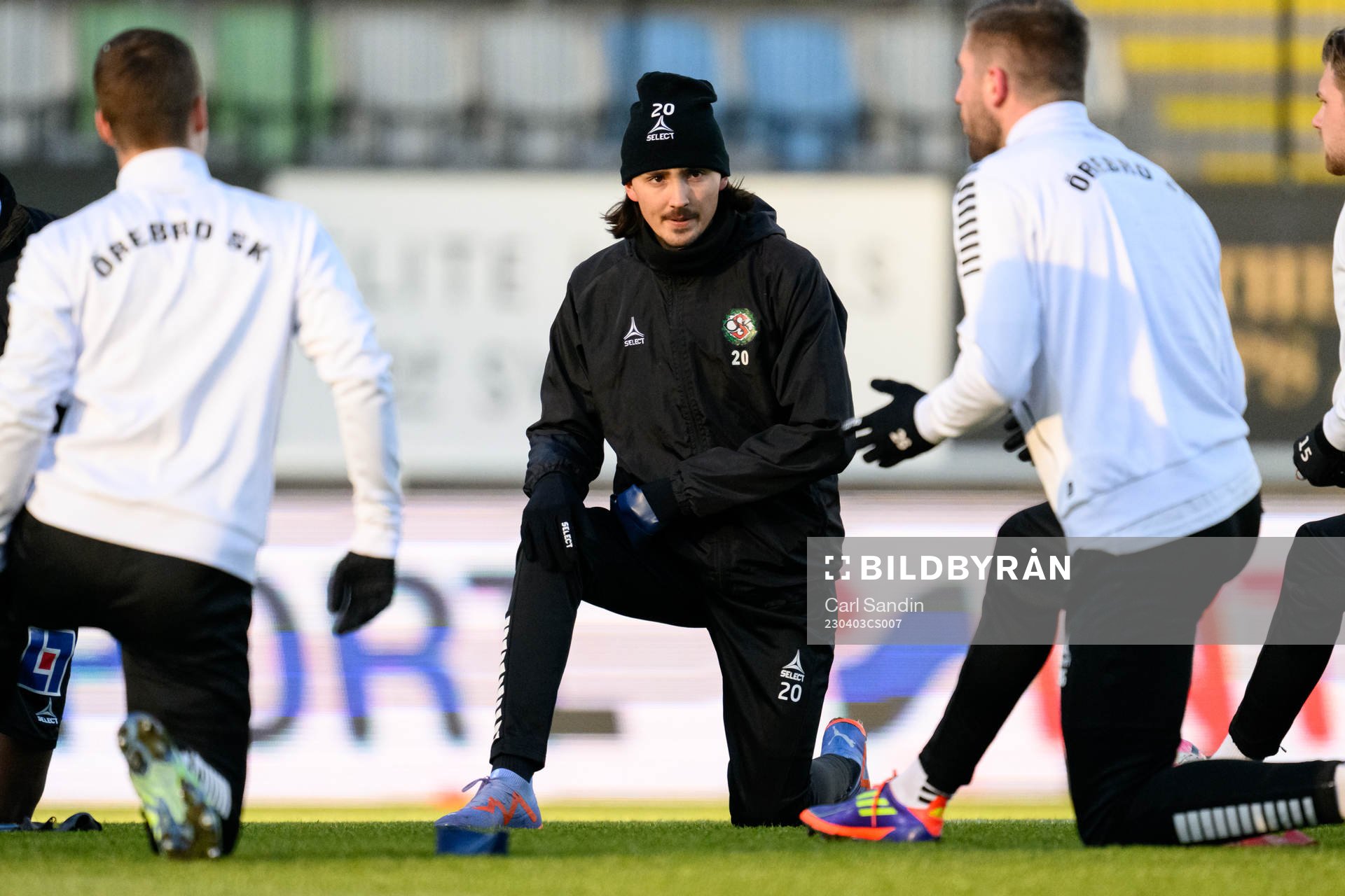 Örebros Adam Bark värmer upp innan fotbollsmatchen i