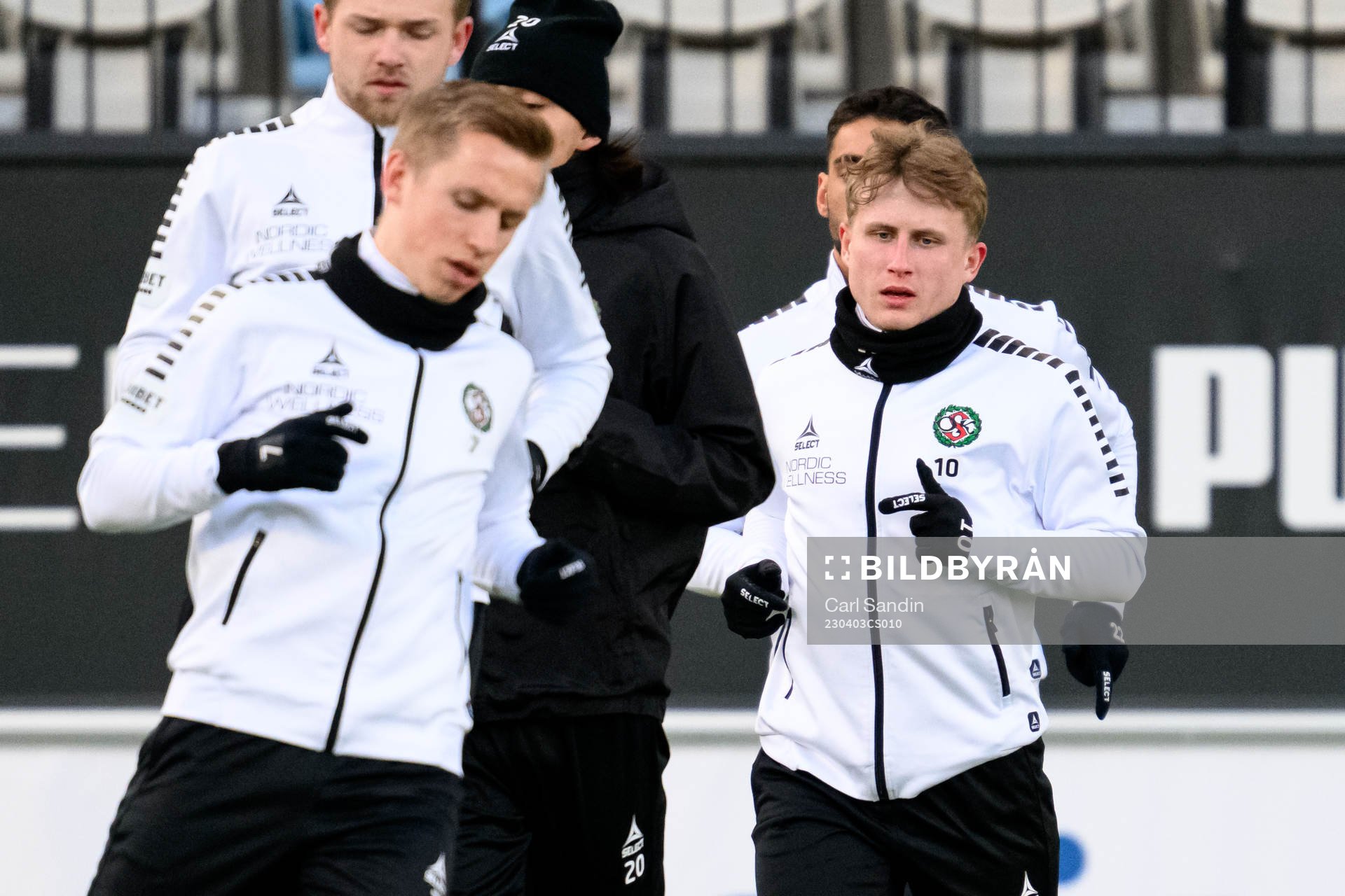 Örebros Victor Backman värmer upp innan fotbollsmatchen i