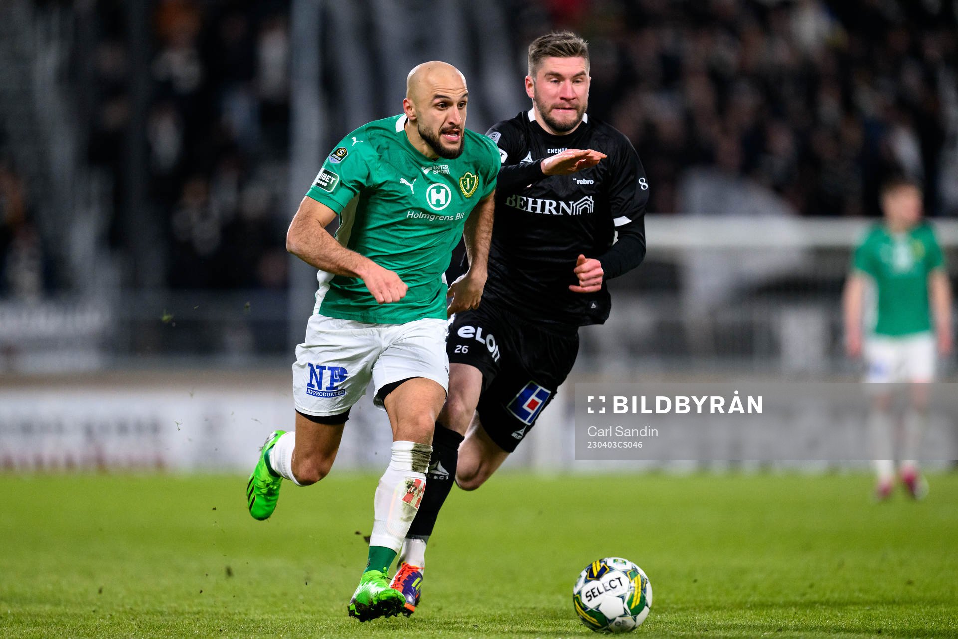 Jönköpings Södras Pashang Abdulla och Örebros Axel Andresson under fotbollsmatchen i Superettan mellan Jönköpings Södra och Örebro den 3 april 2023 i Jönköping.