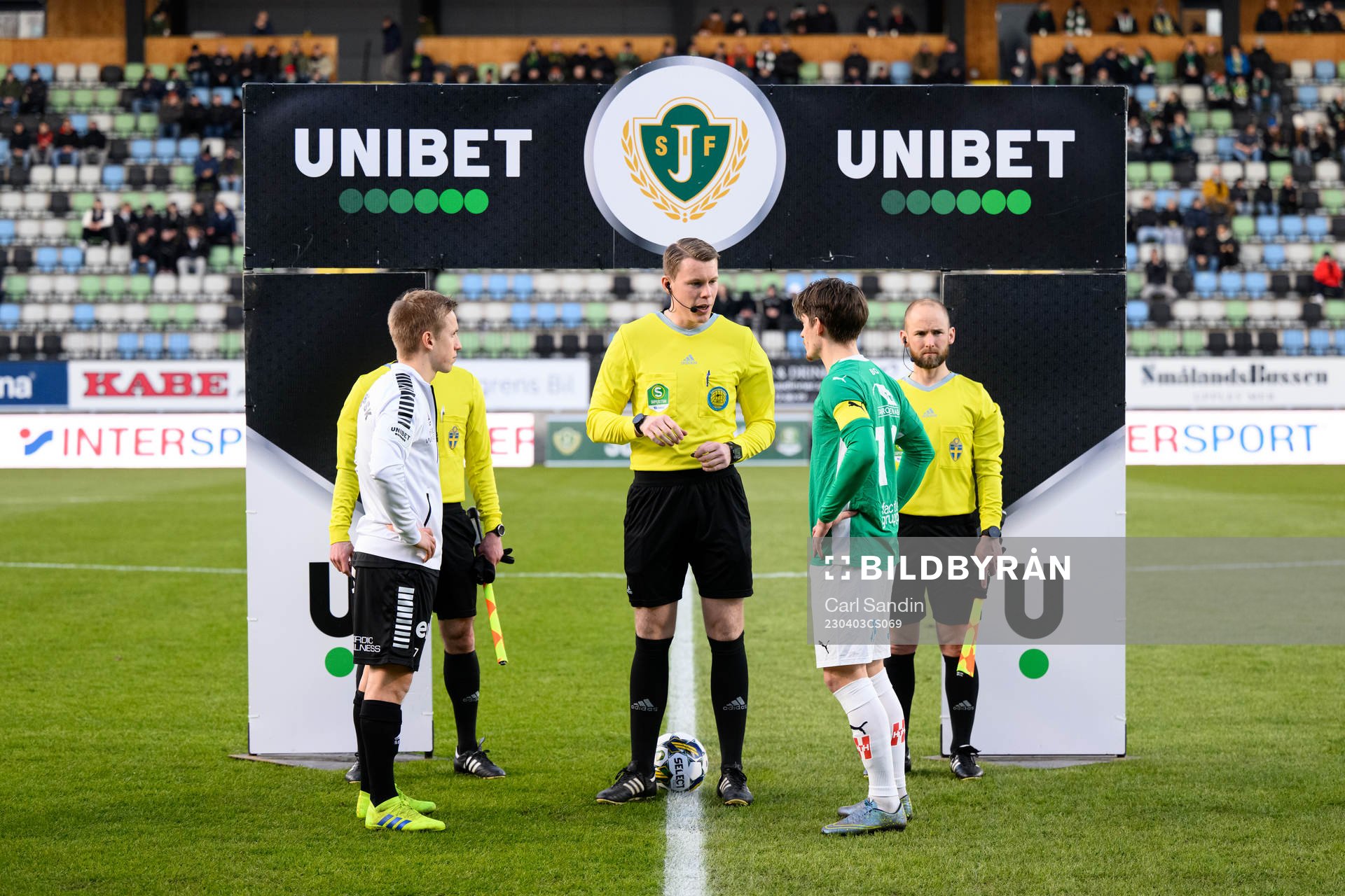 Domare Oscar Johnson innan fotbollsmatchen i Superettan