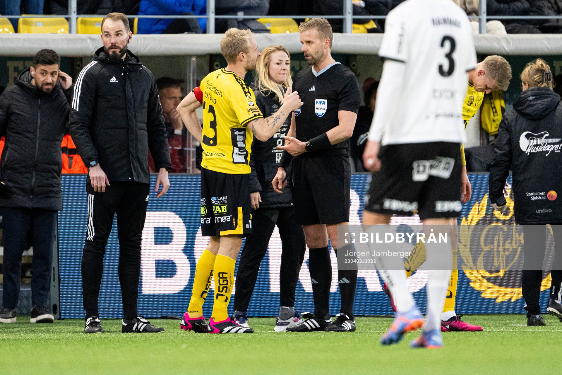 Elfsborgs Johan Larsson diskuterar med domare Glenn Nyberg