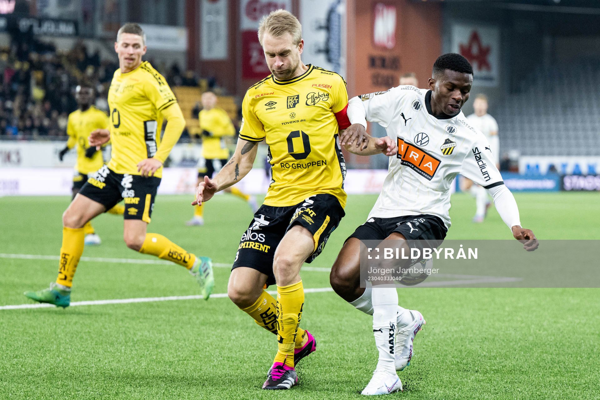 Elfsborgs Johan Larsson och Häckens Akoua Romeo Amane