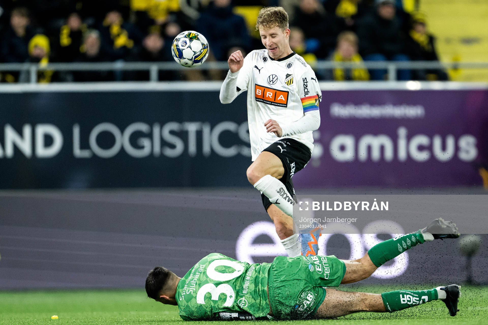 Häckens Samuel Gustafson och Elfsborgs målvakt Hakon