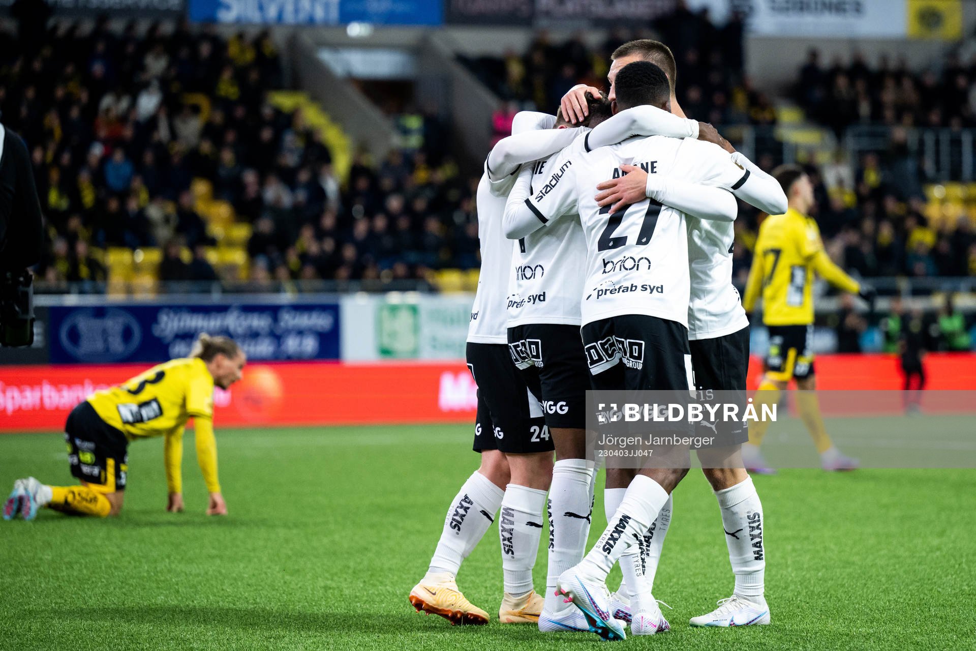Häckens Akoua Romeo Amane jublar med laget