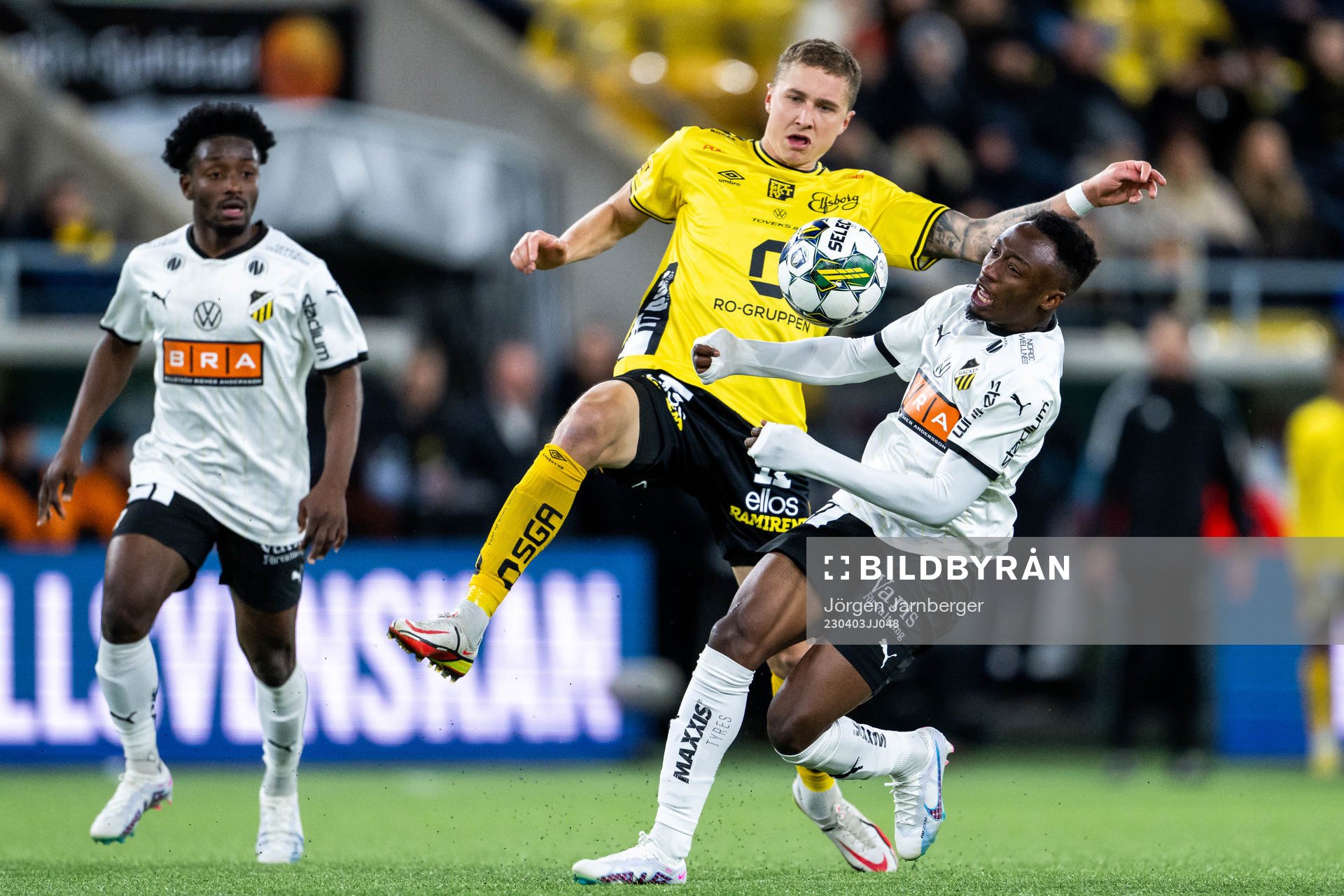 Elfsborgs Sebastian Holmen och Häckens Benie Adama Traore