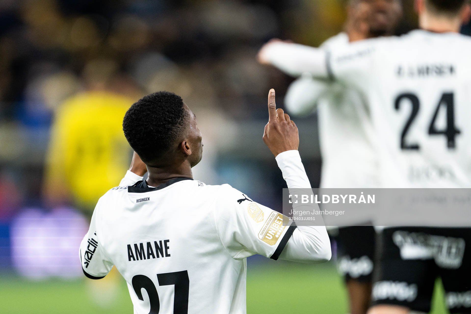 Häckens Akoua Romeo Amane jublar