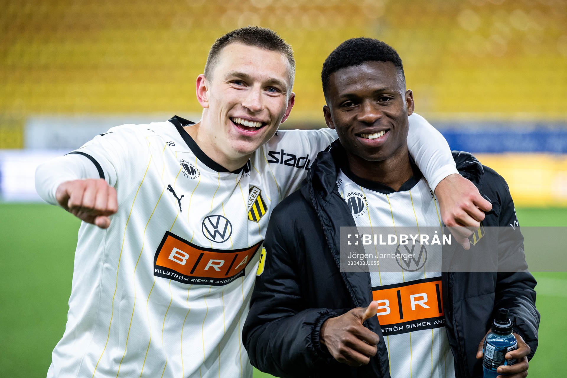 Häckens Kristoffer Lund Hansen och Akoua Romeo Amane jublar