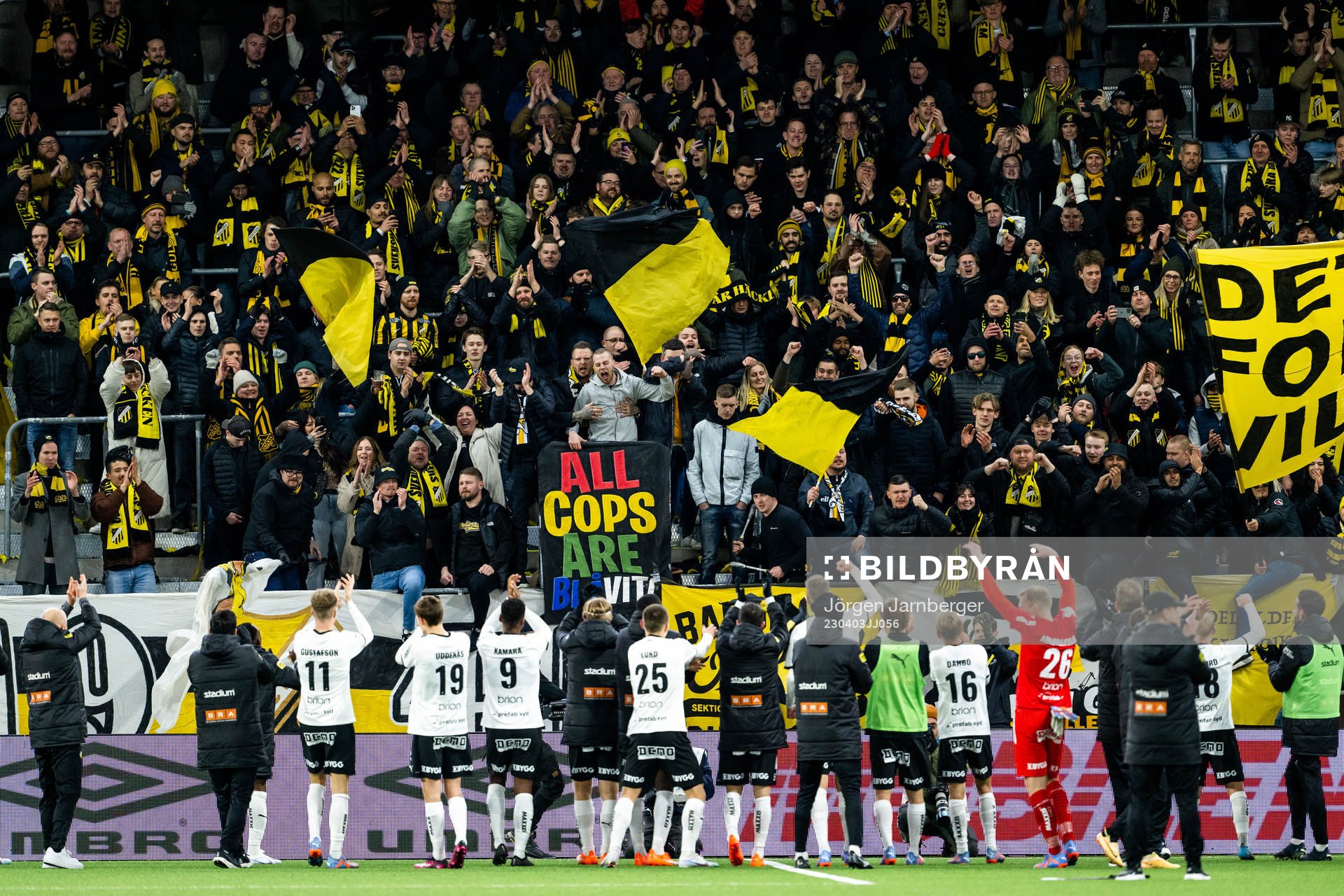 Häckens spelare jublar med supportrar