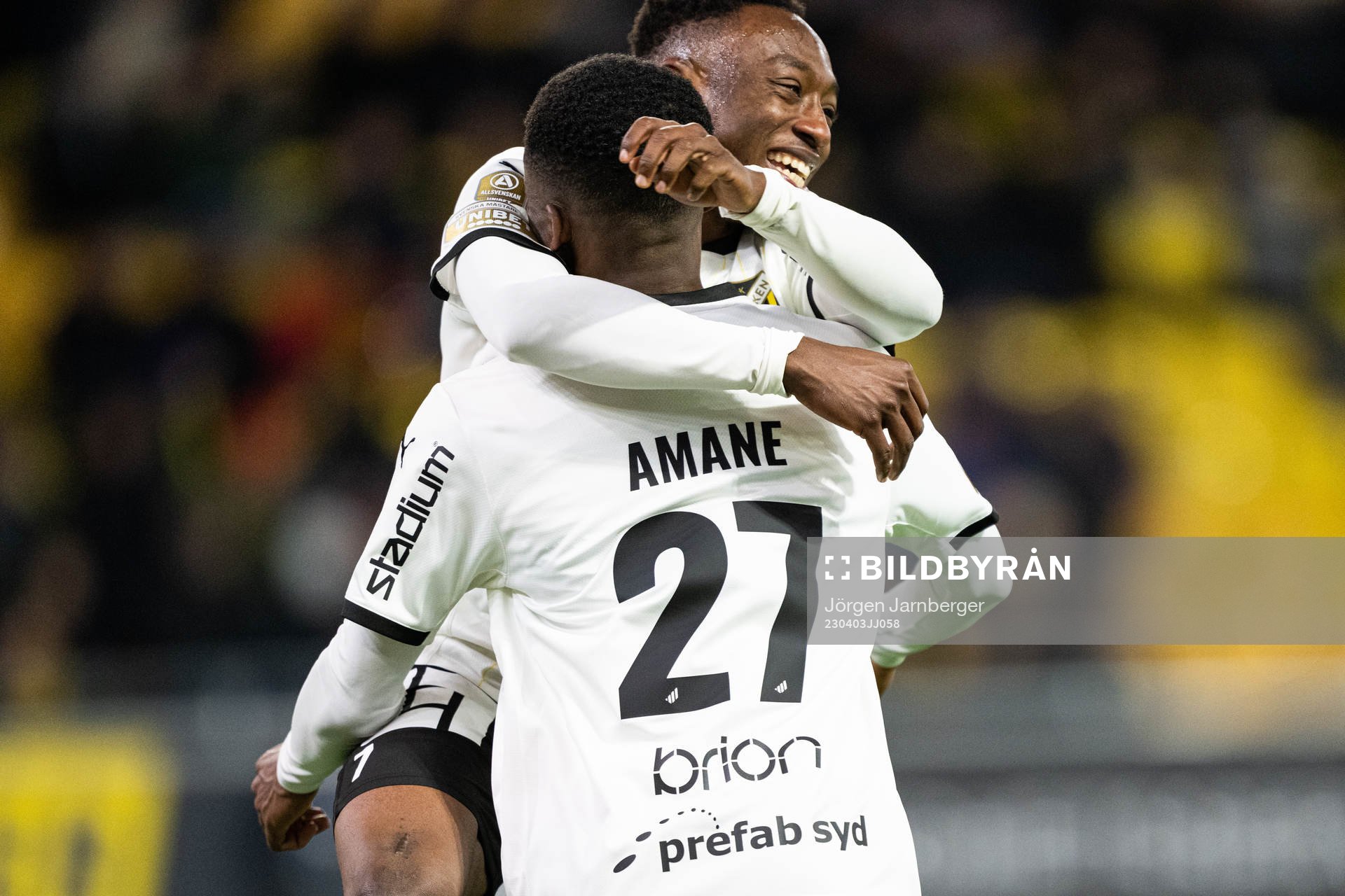 Häckens Benie Adama Traore jublar med Akoua Romeo Amane