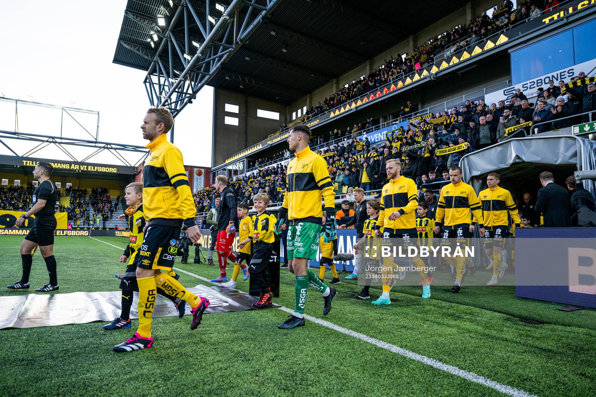 Spelarna kommer in till match