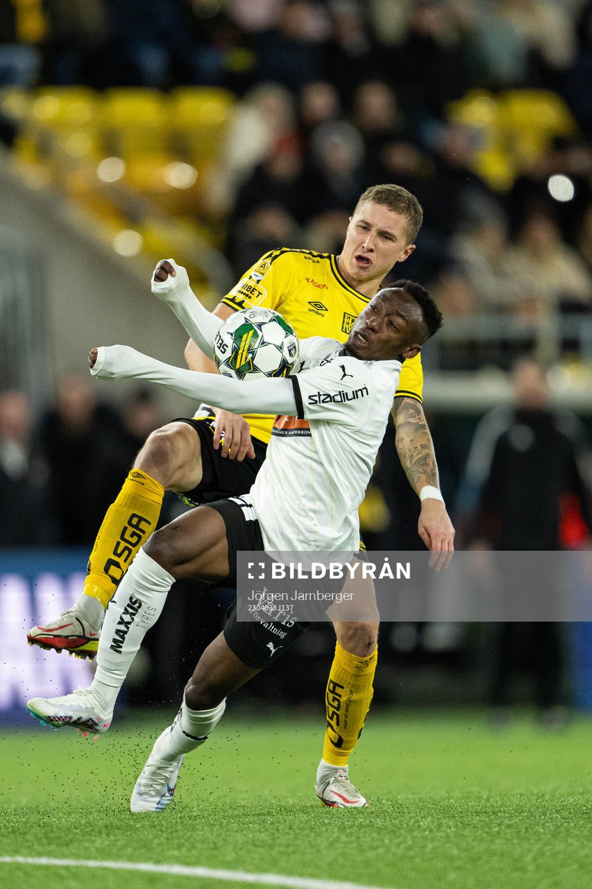 Elfsborgs Sebastian Holmen och Häckens Benie Adama Traore