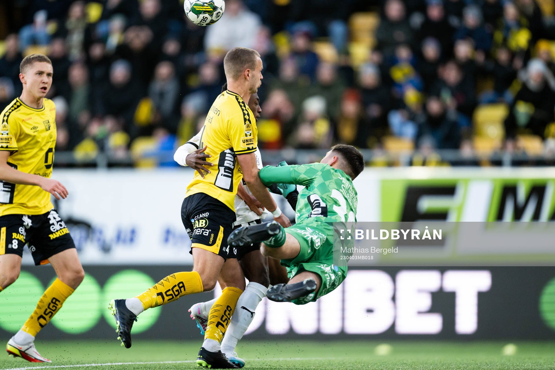 Häckens Benie Adama Traore mot Elfsborgs Gustav Henriksson