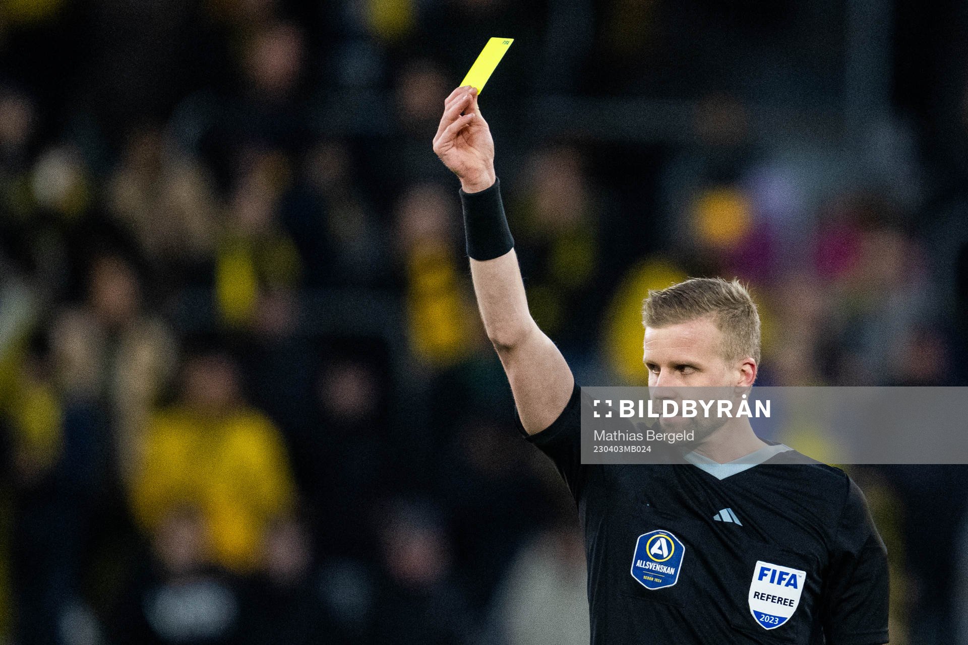 Domare Glenn Nyberg delar ut en varning