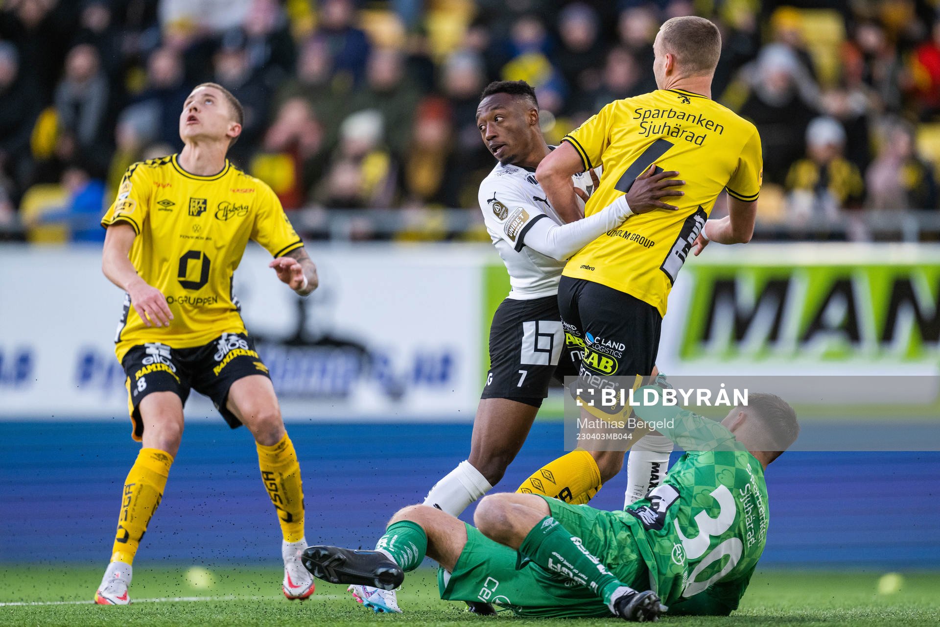 Häckens Benie Adama Traore i kamp med Elfsborgs Gustav Henriksson och målvakt Hakon Valdimarsson under fotbollsmatchen i Allsvenskan mellan Elfsborg och Häcken den 3 april 2023 i Borås.