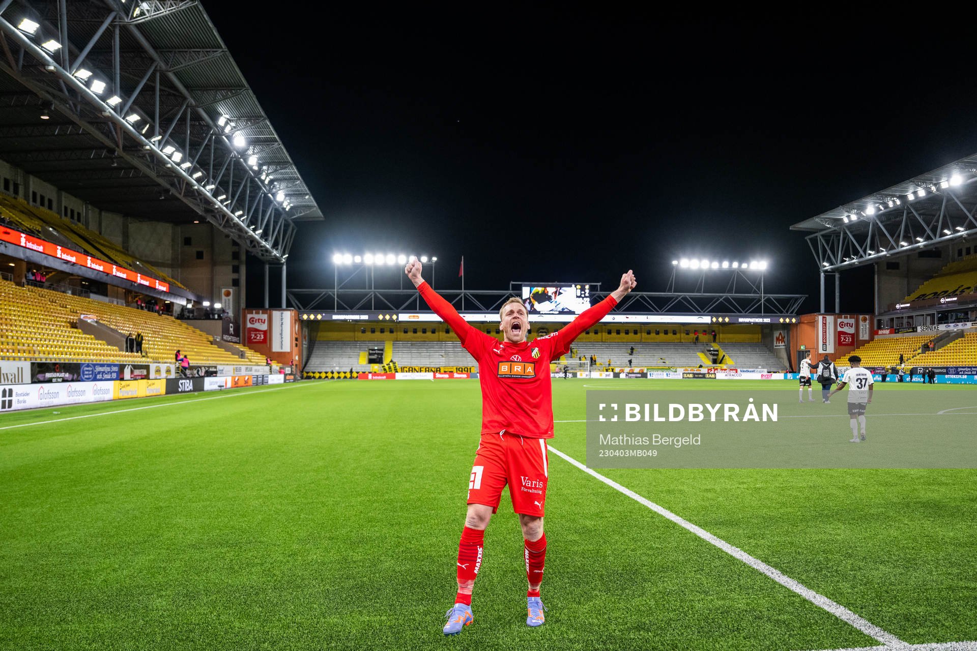 Häckens målvakt Peter Abrahamsson jublar