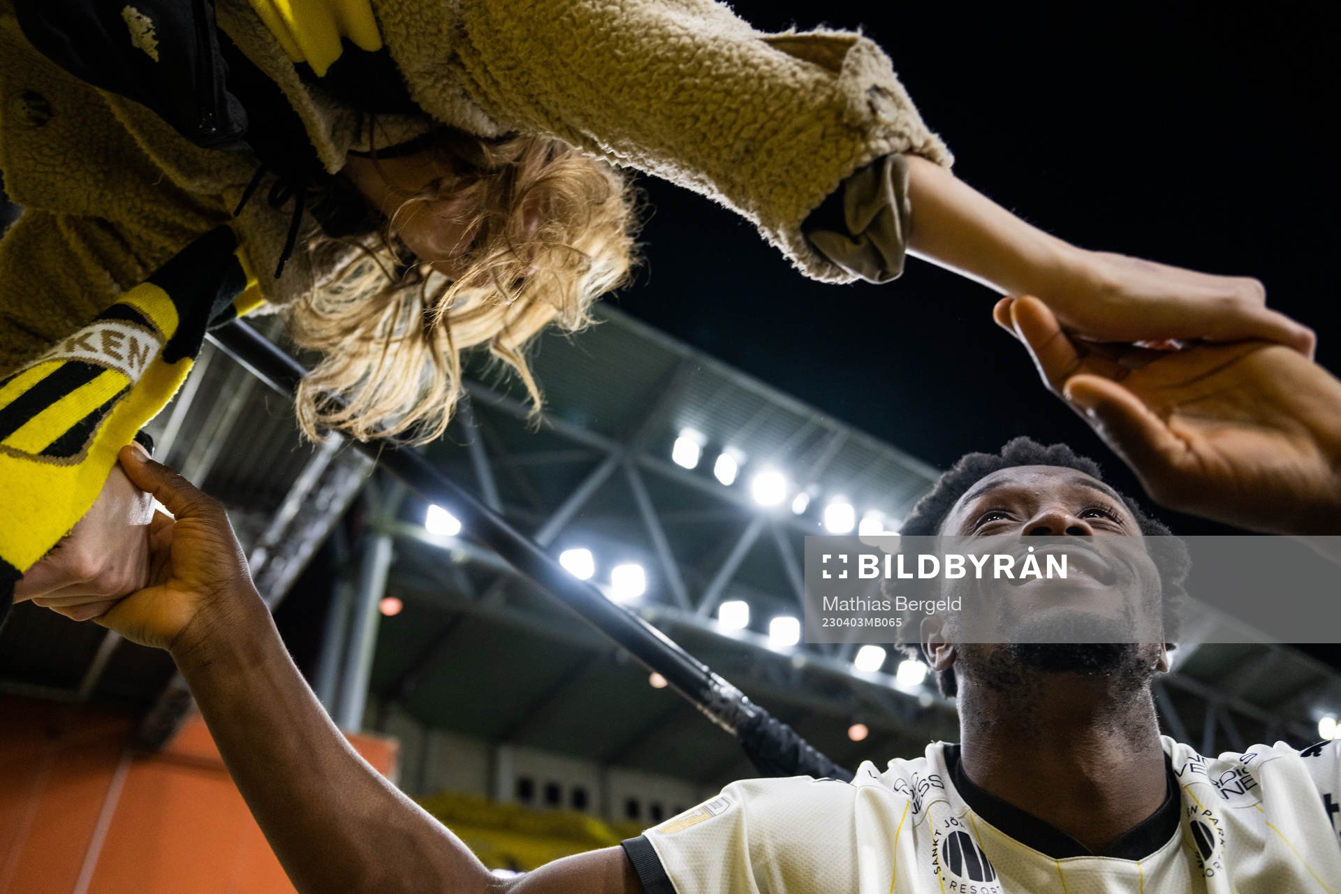 Häckens Ibrahim Sadiq jublar med supportrar