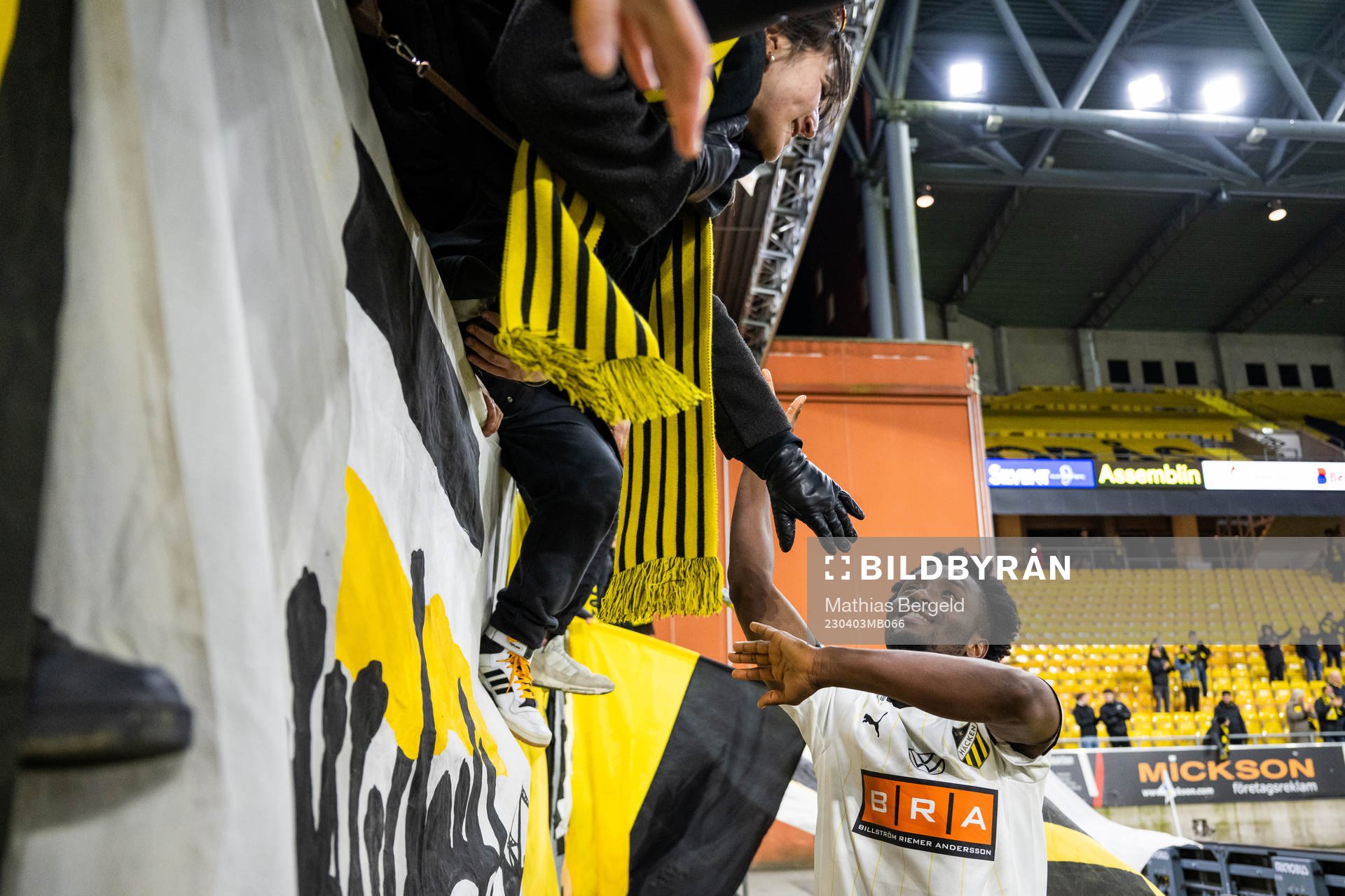 Häckens Ibrahim Sadiq jublar med supportrar