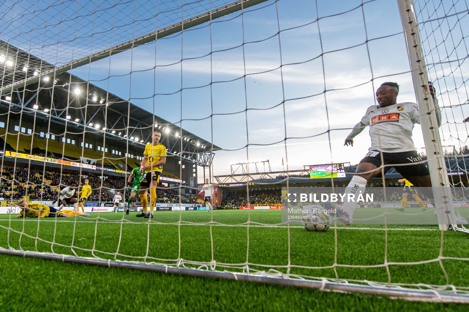 Häckens Benie Adama Traore när Ibrahim Sadiq (ej i bild)
