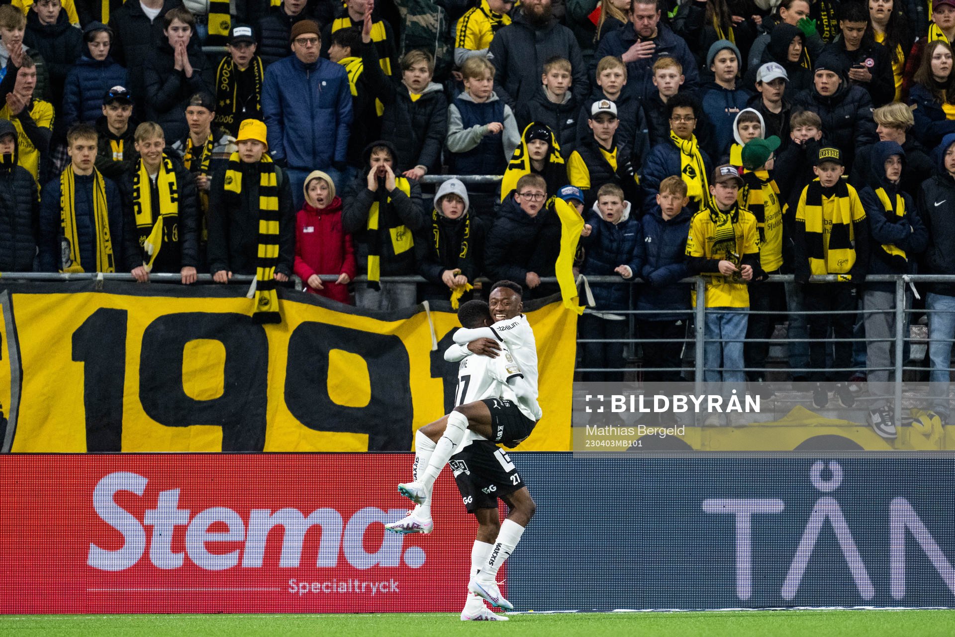 Häckens Akoua Romeo Amane jublar med Jacob Ondrejka