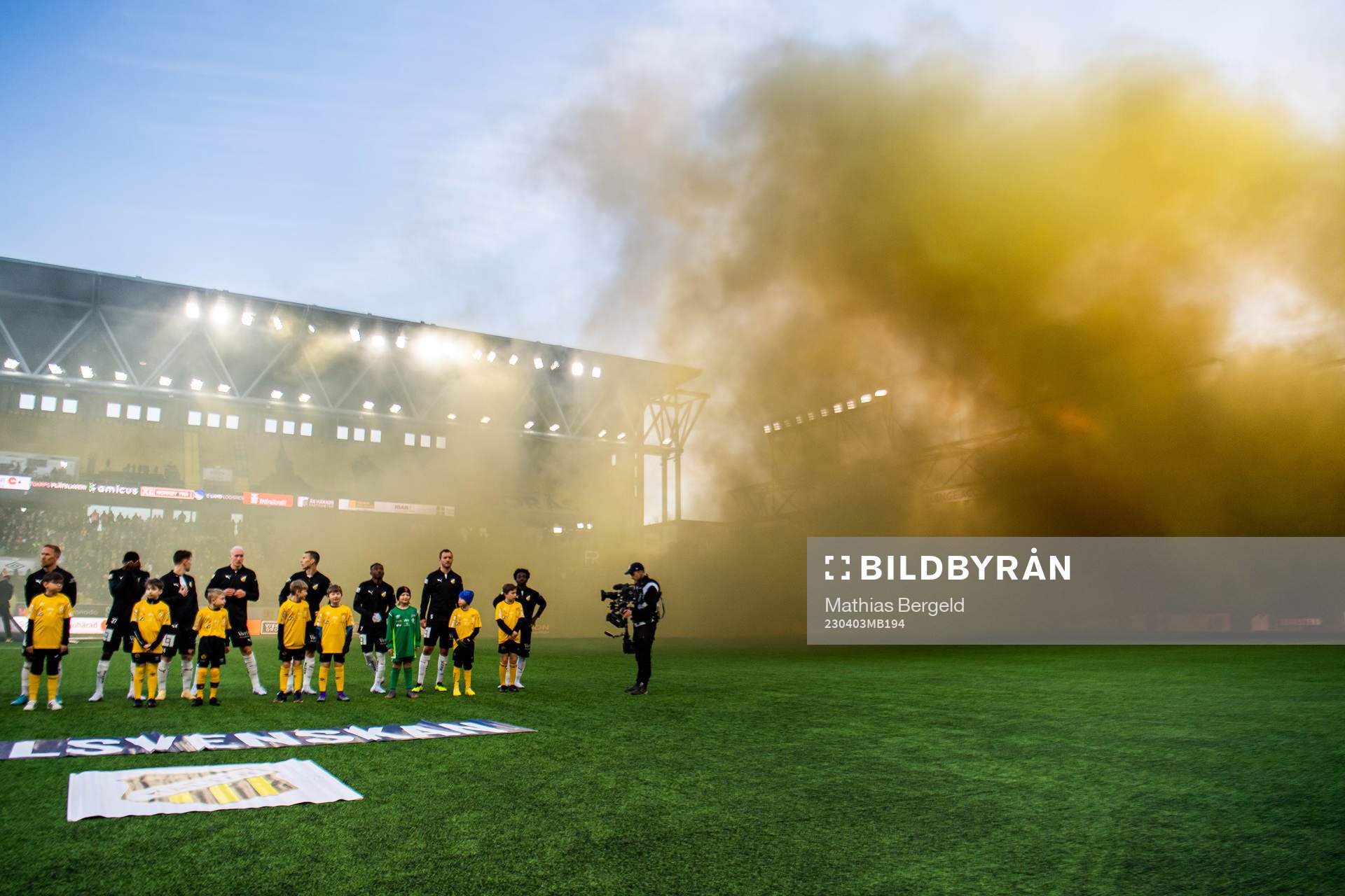 Rök från Elfsborgs supportrar när Häckens spelare står